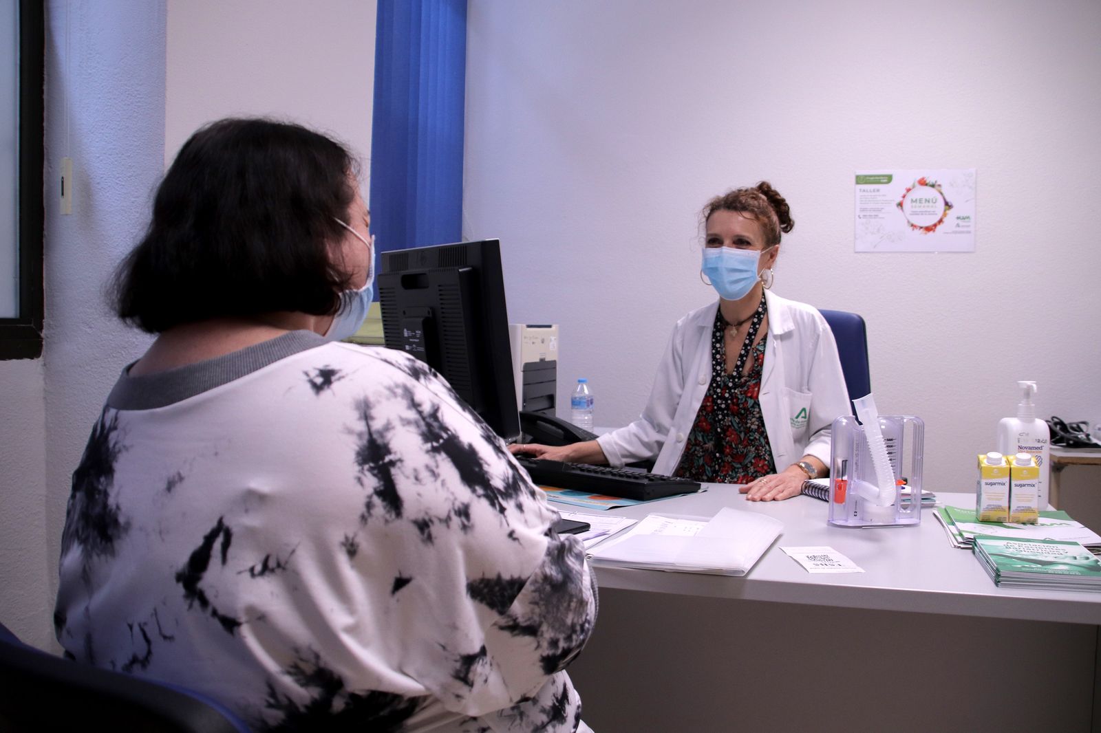 Una paciente en la consulta de enfermería de cirugía bariátrica del Macarena.