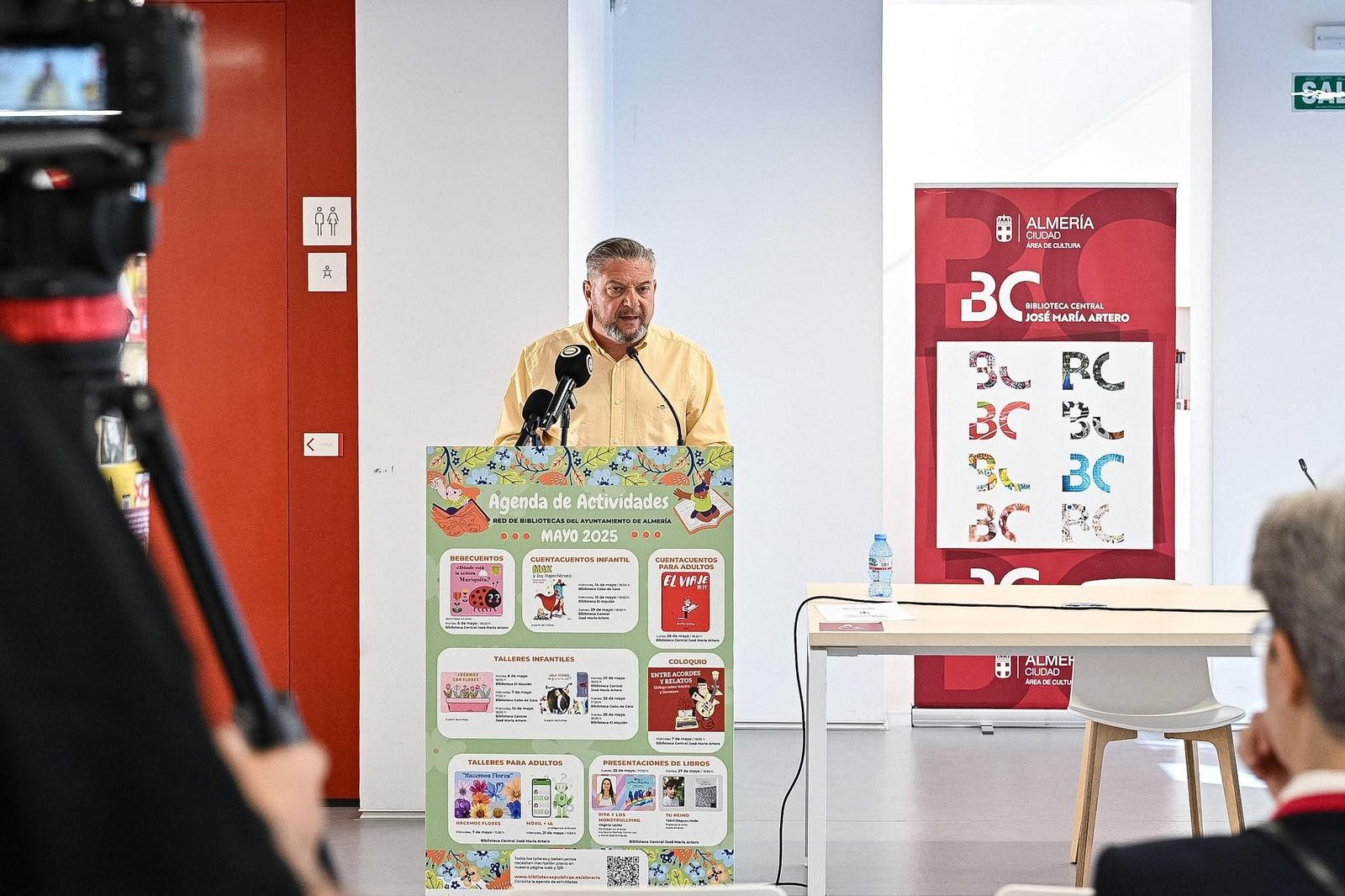Diego Cruz durante la presentación del las actividades en las Bibliotecas durante mayo.