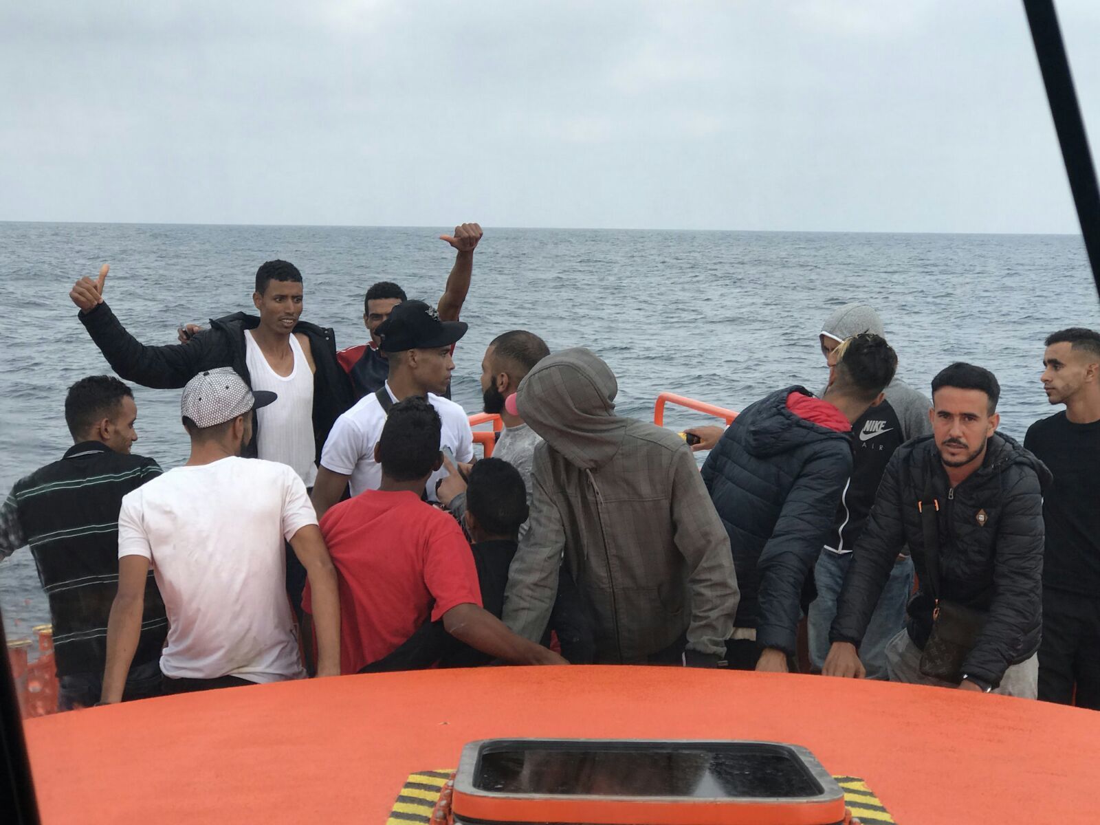 Varias de las personas rescatadas hoy en Barbate.