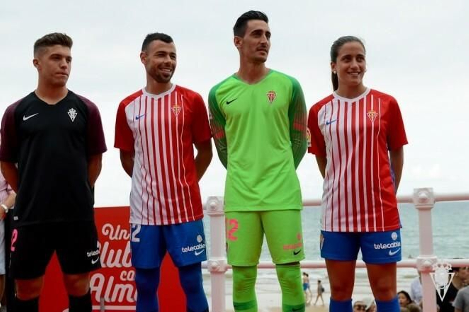 El Sporting presenta un novedoso y arriesgado diseño para la temporada 2019/2020, obra de la marca Nike. La camiseta es rojiblanca, con rayas verticales asimétricas en su parte frontal. Un diseño que recuerda un poco al del FC Barcelona de la temporada 2017/2018 o aún más a la tercera equipación del conjunto azulgrana en la 2004/2005. El pantalón y las medias son azules. La segunda indumentaria es negra con detalles morados y rosas.