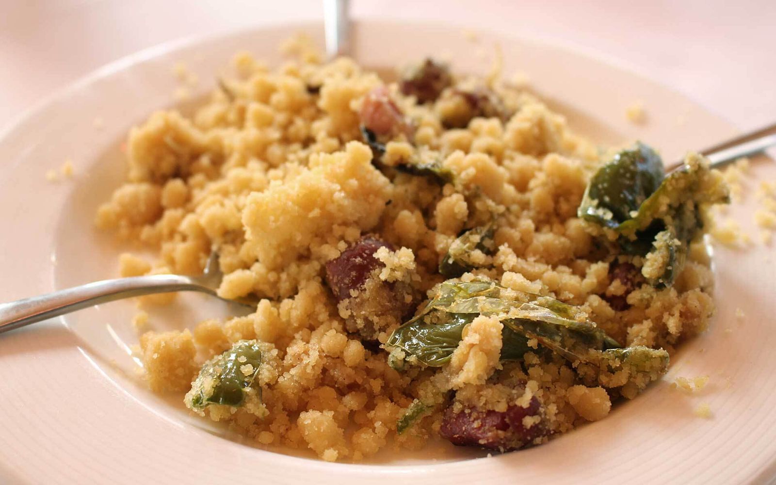 Una sabrosa tapa de migas, un clásico en Granada.