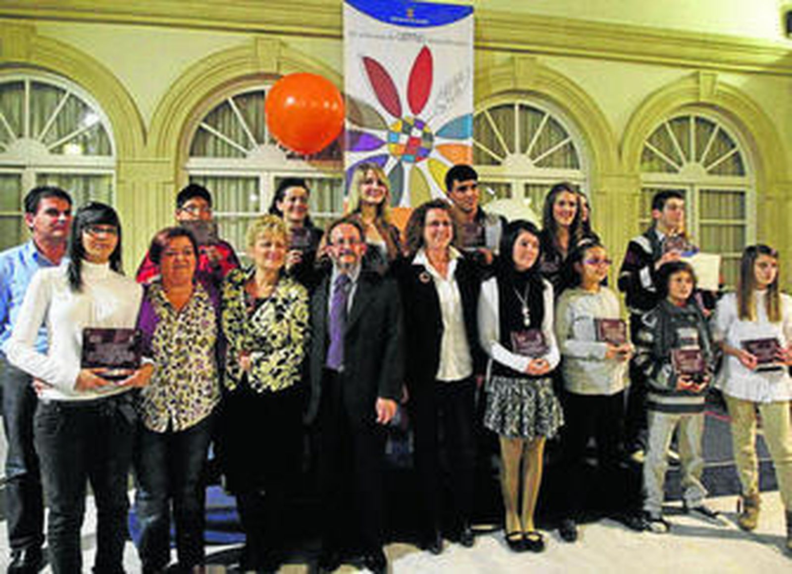 Los premiados junto a los encargados de la organización del certamen.