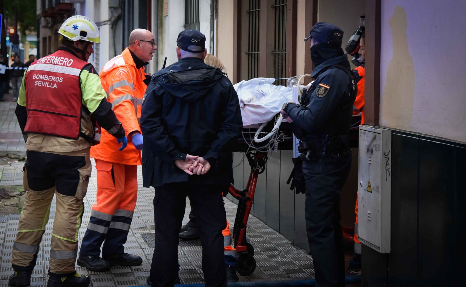 Un herido muy grave y varios desalojados en un incendio en Triana