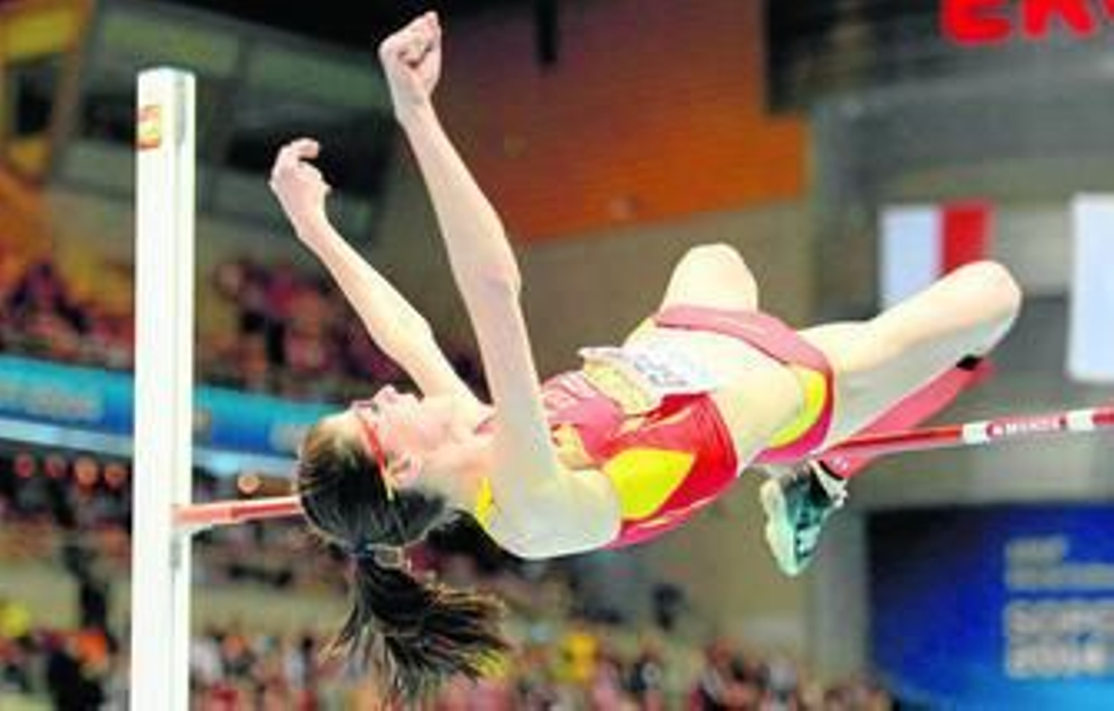 Ruth Beitia realiza uno de sus saltos durante la final de salto de altura en Sopot.