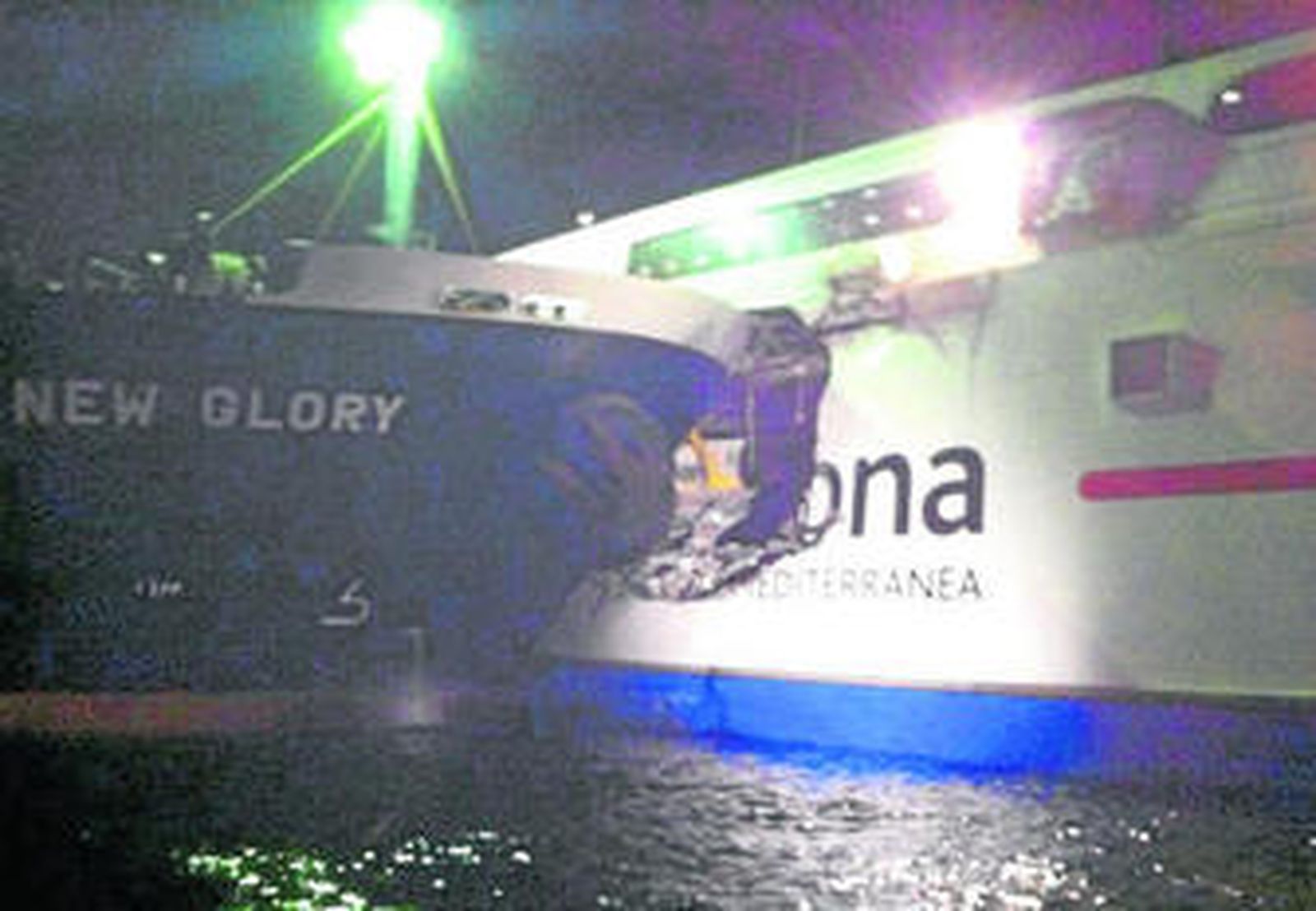 El 'New Glory' y el 'Milenium Dos', encajados en el Estrecho.