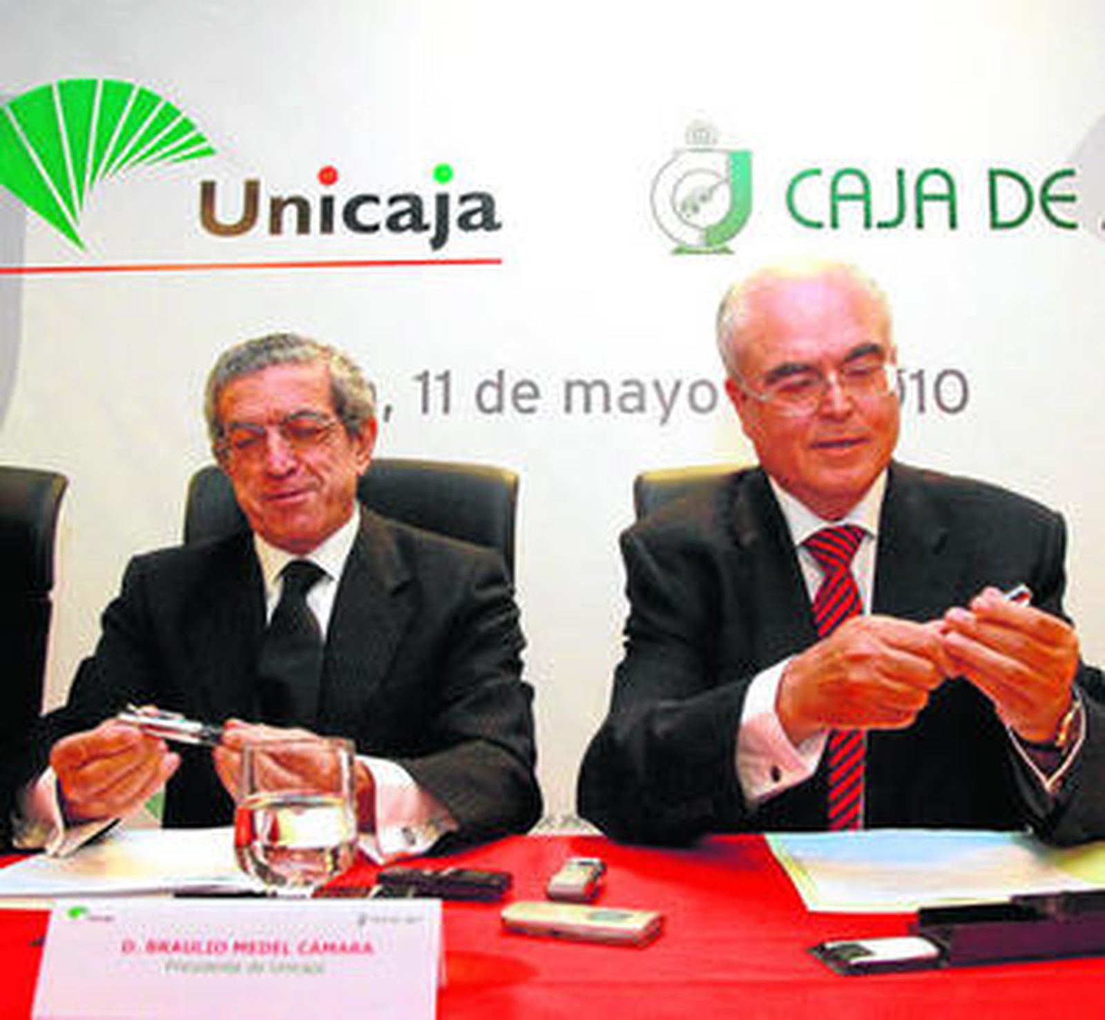 Los presidentes de Unicaja, Braulio Medel, y de Caja de Jaén, José Antonio Arcos Moya, ayer.