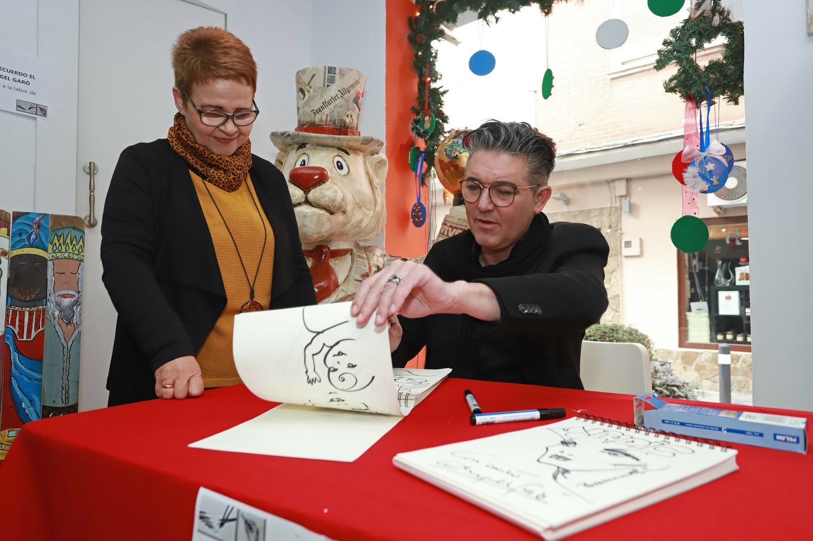 El humorista Ángel Garó dibuja en el mercadillo solidario de Apadis