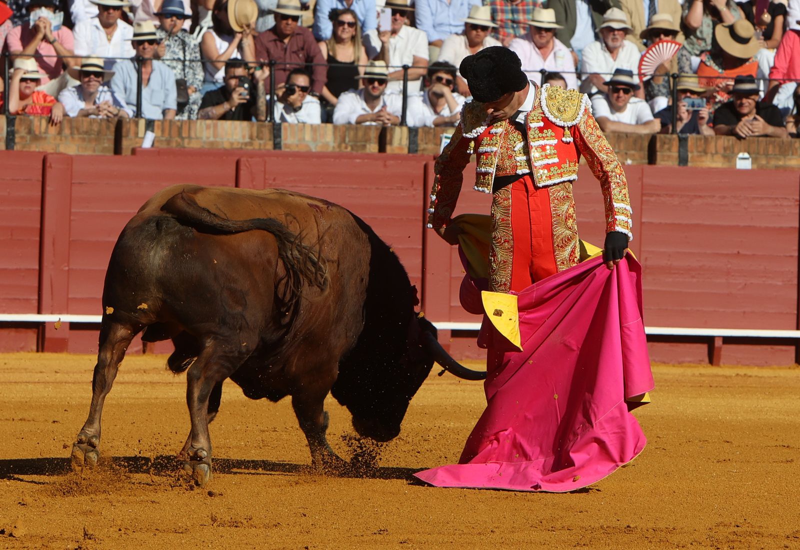 Imágenes de la corrida de toros en la Feria de Sevilla 2023 con El Juli, Alejandro Talavante y Tomás Rufo