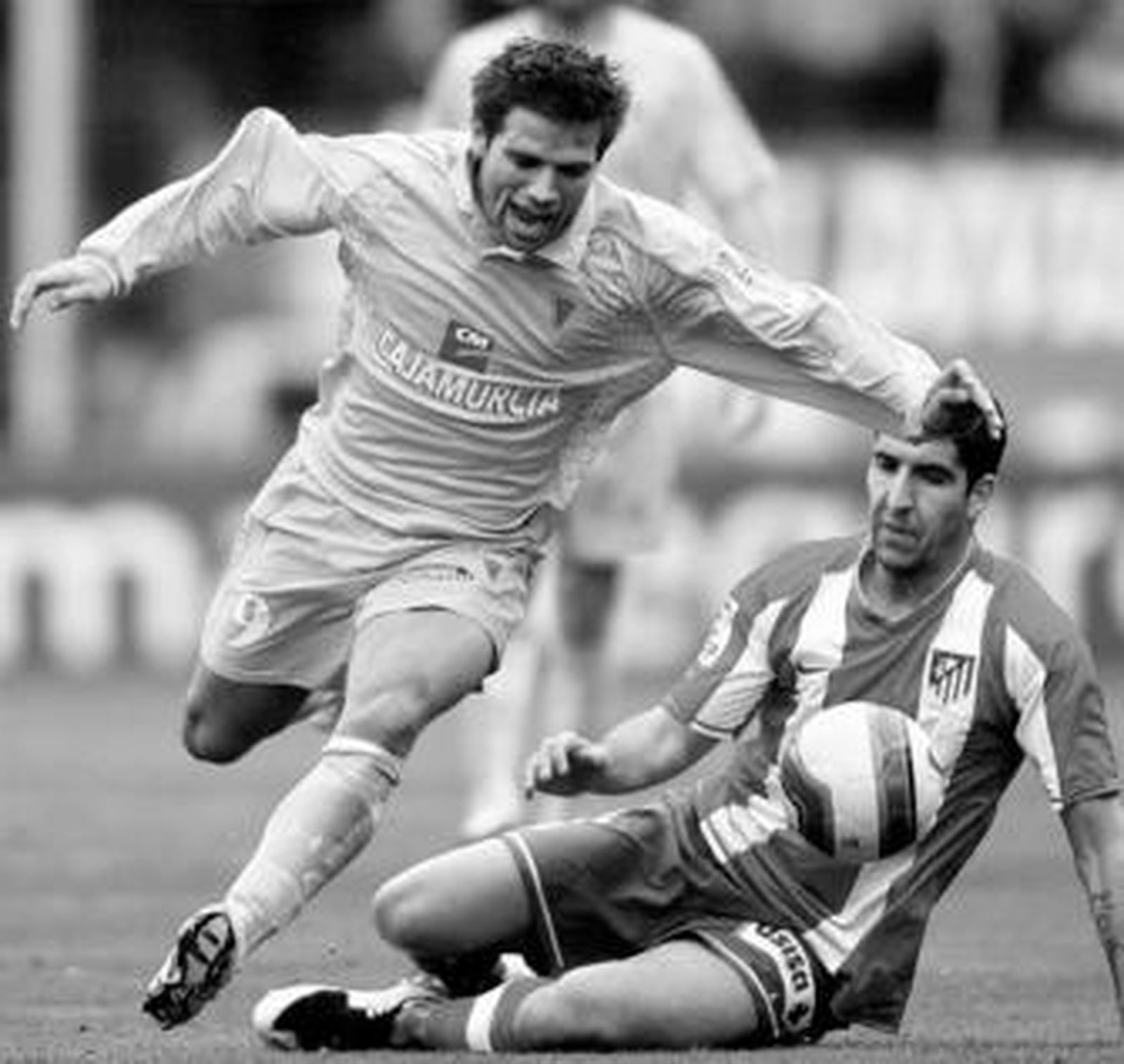 De Lucas se va del rojiblanco Raúl García, en un lance del encuentro disputado ayer en el Calderón.