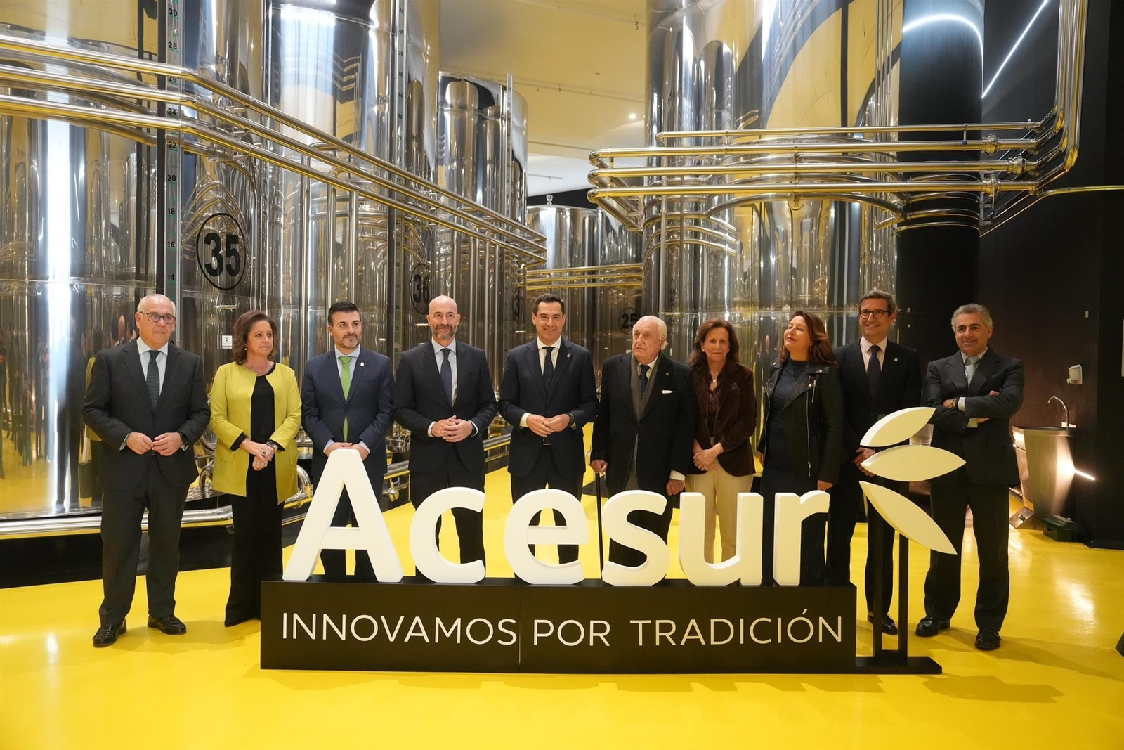 Visita del presidente de la Junta de Andalucía, Juanma Moreno, a la almazara de Jabalquinto.