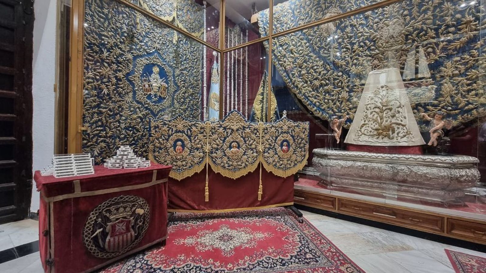 La caída delantera del paso de palio.