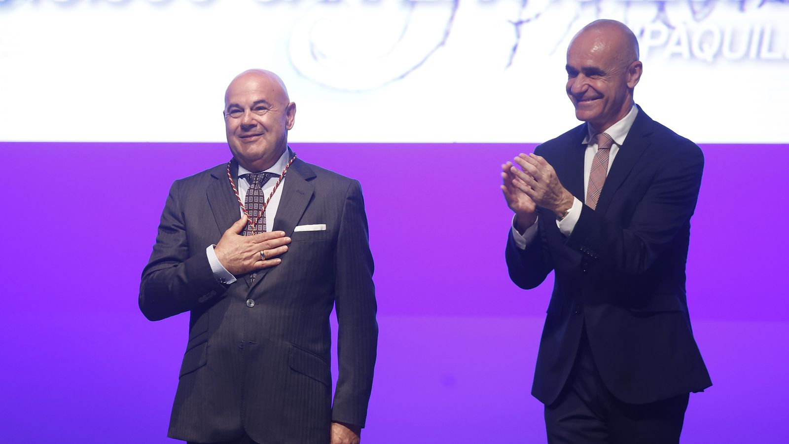 Francisco Carrera Iglesias recibe la medalla de Sevilla.