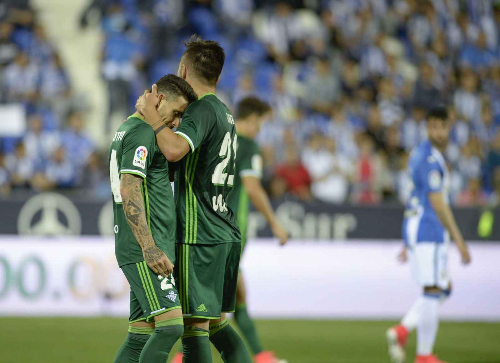 Tosca consuela a Rubén Castro tras una acción.