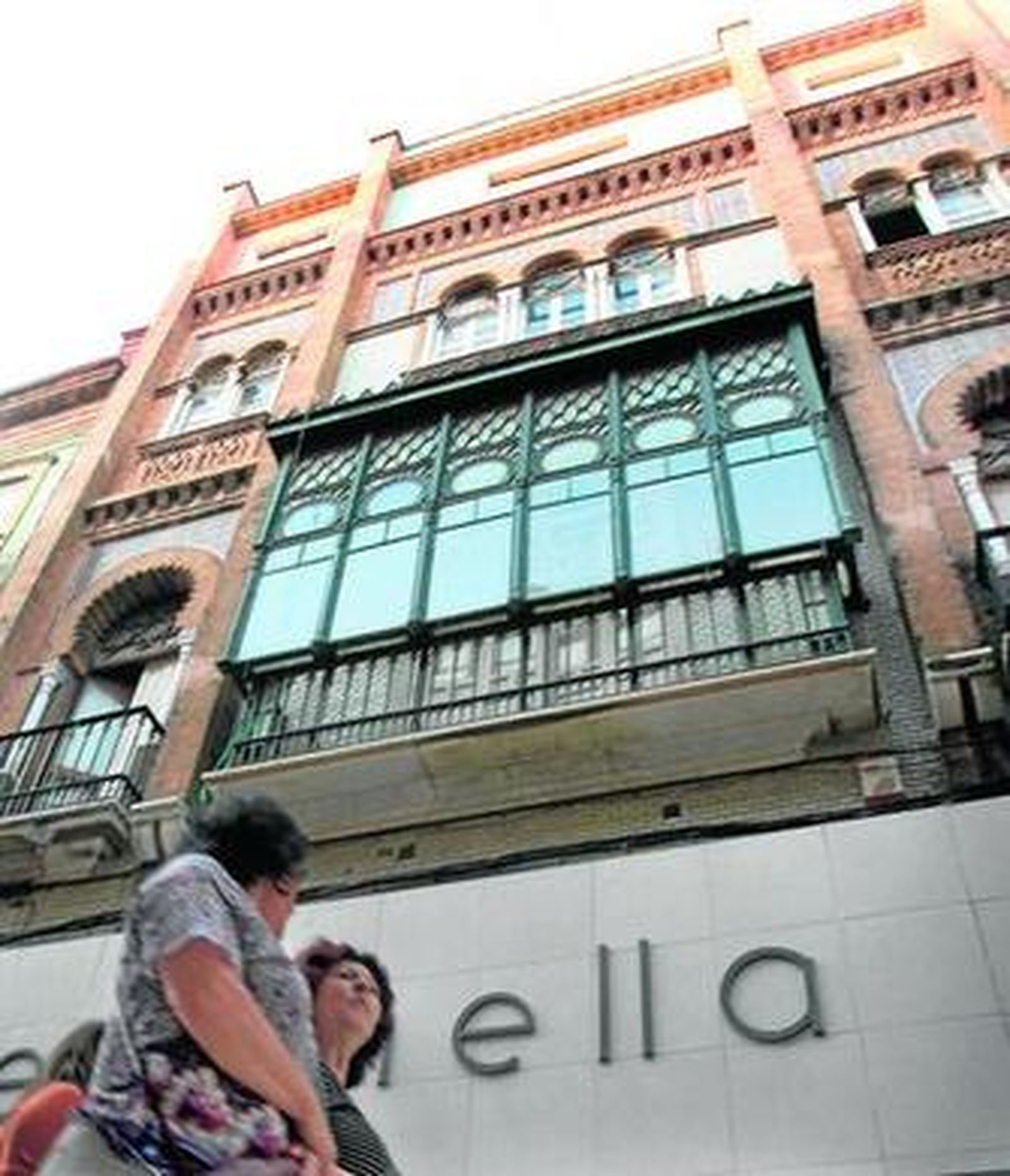 Fachada del edificio de la calle Palacio, atribuido al arquitecto Francisco Monís.