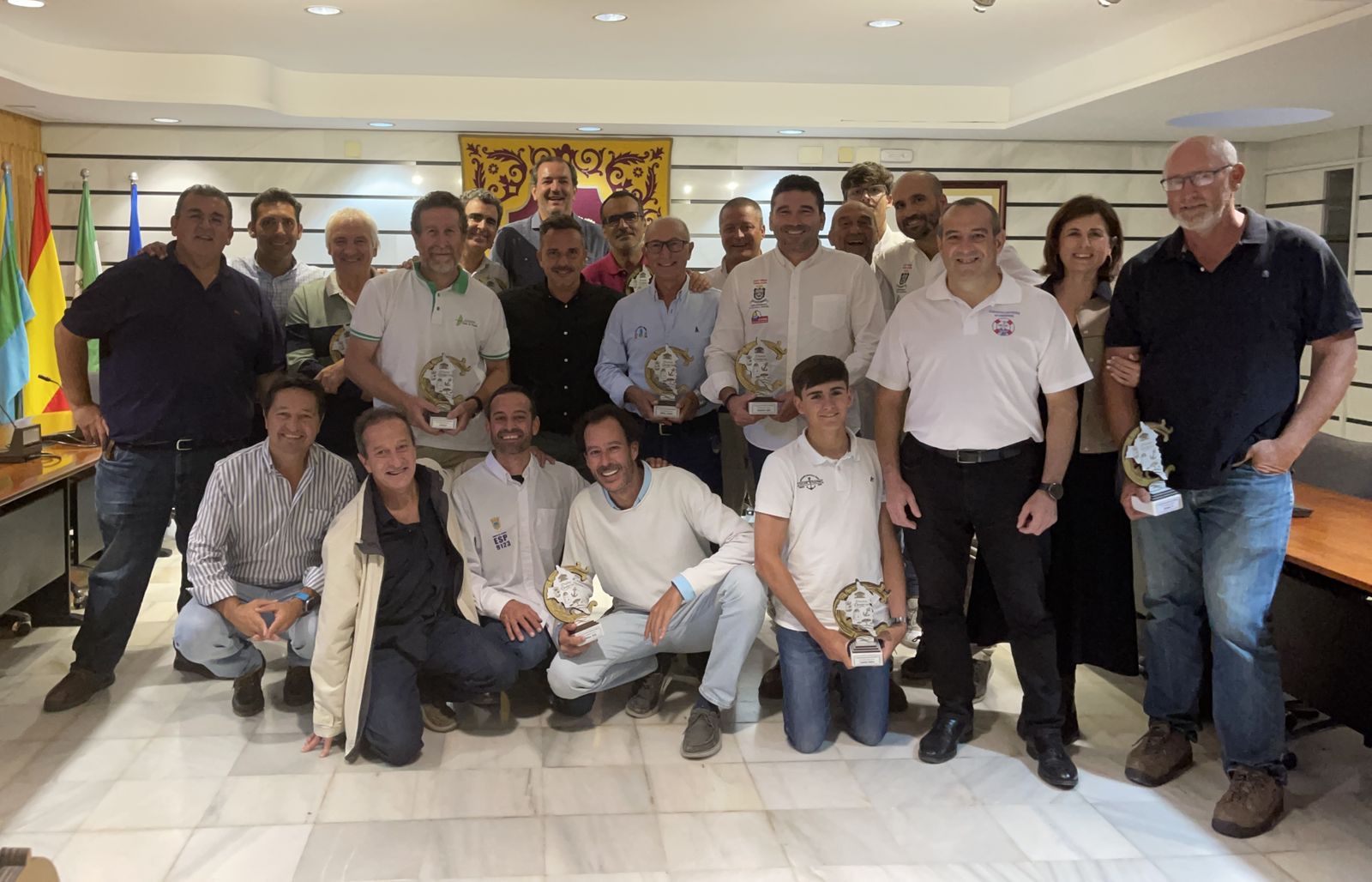 Entrega los trofeos a los vencedores de la IX Liga Interclubes Bahía de Huelva.