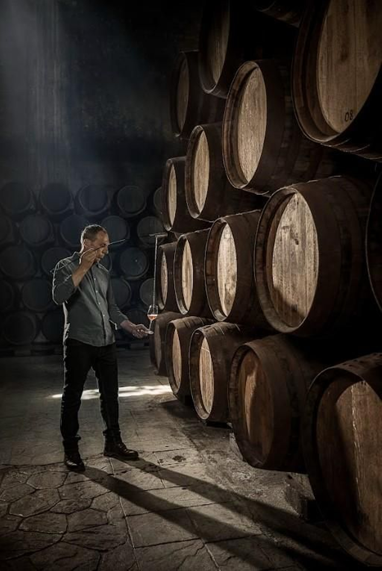 El Master Blender de Osborne, venencia en mano junto a las andanas de la solera de 1866.