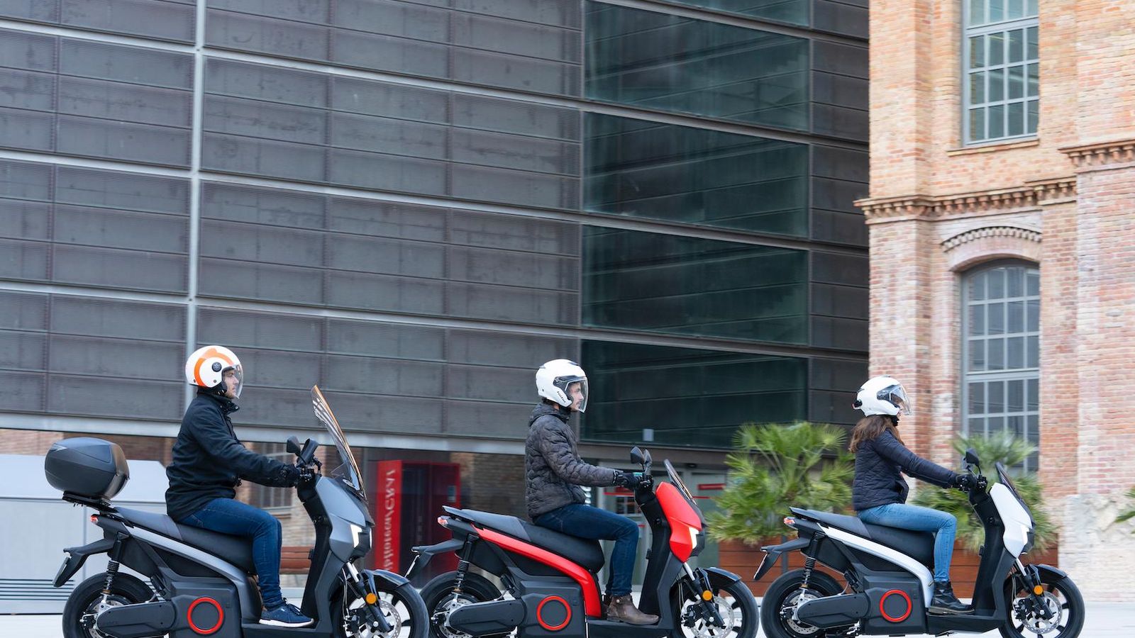 Cofres o pantallas más altas que las de serie, además de la posibilidad de elegir entre tres colores, permiten personalizar este scooter eléctrico de Seat.