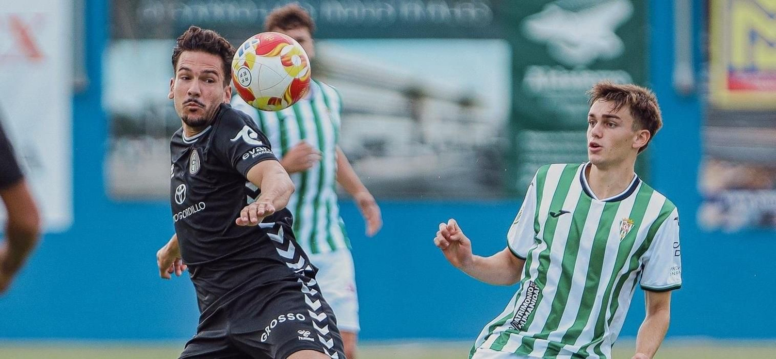 Lance del partido entre el Atlético Central y el Córdoba B.