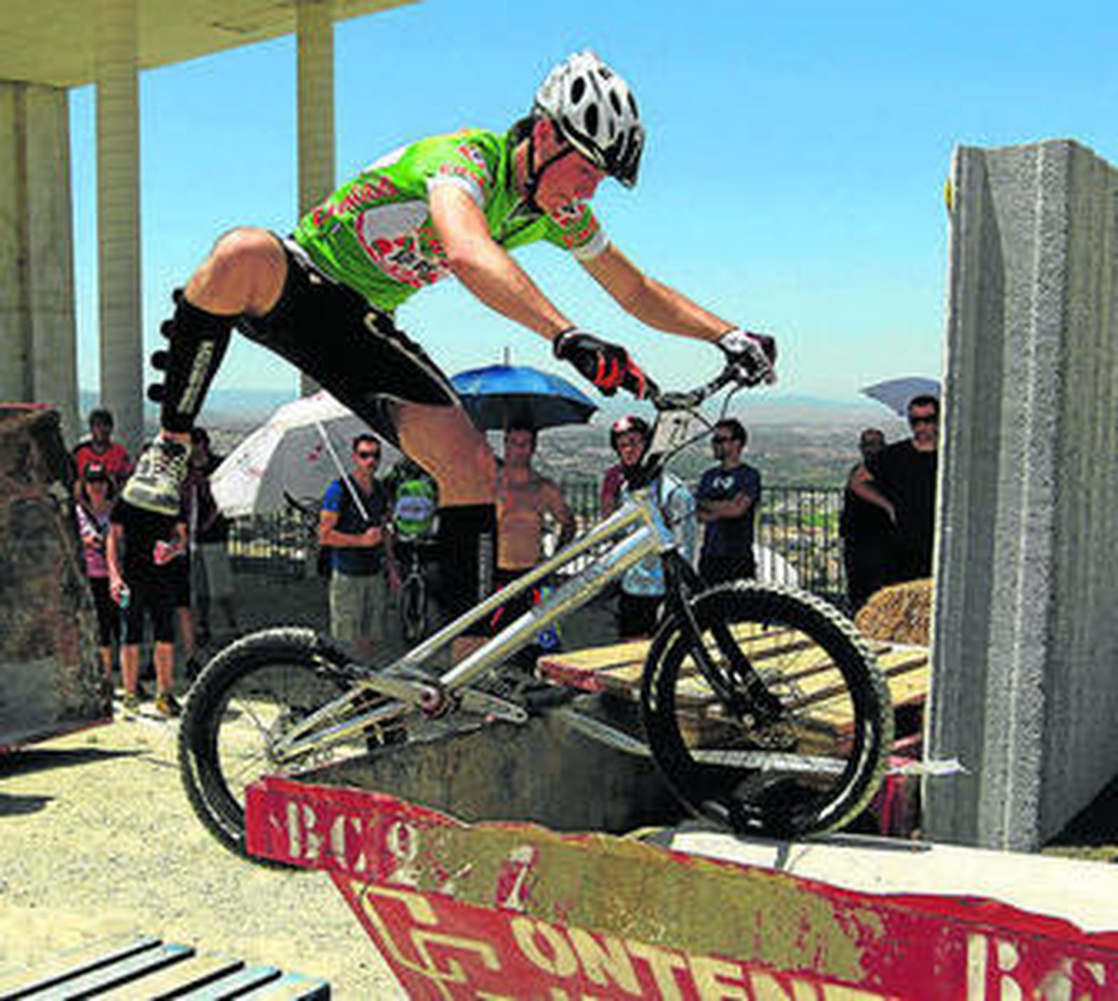 Un participante sortea un obstáculo ayer en Huétor Vega.
