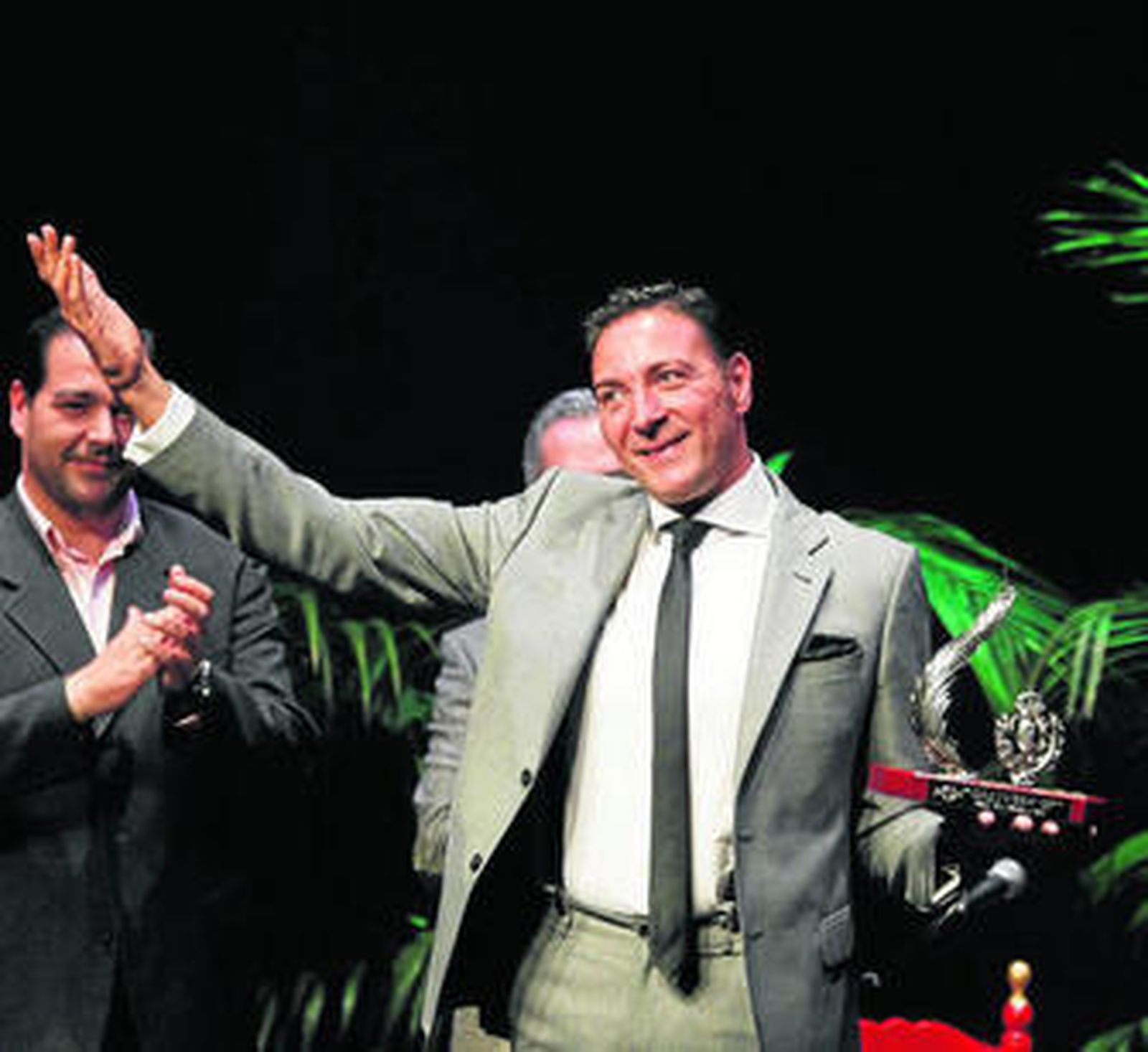 Antonio Ríos Fernández 'El Pipa' recogiendo la Palma de Plata Ciudad de Algeciras.