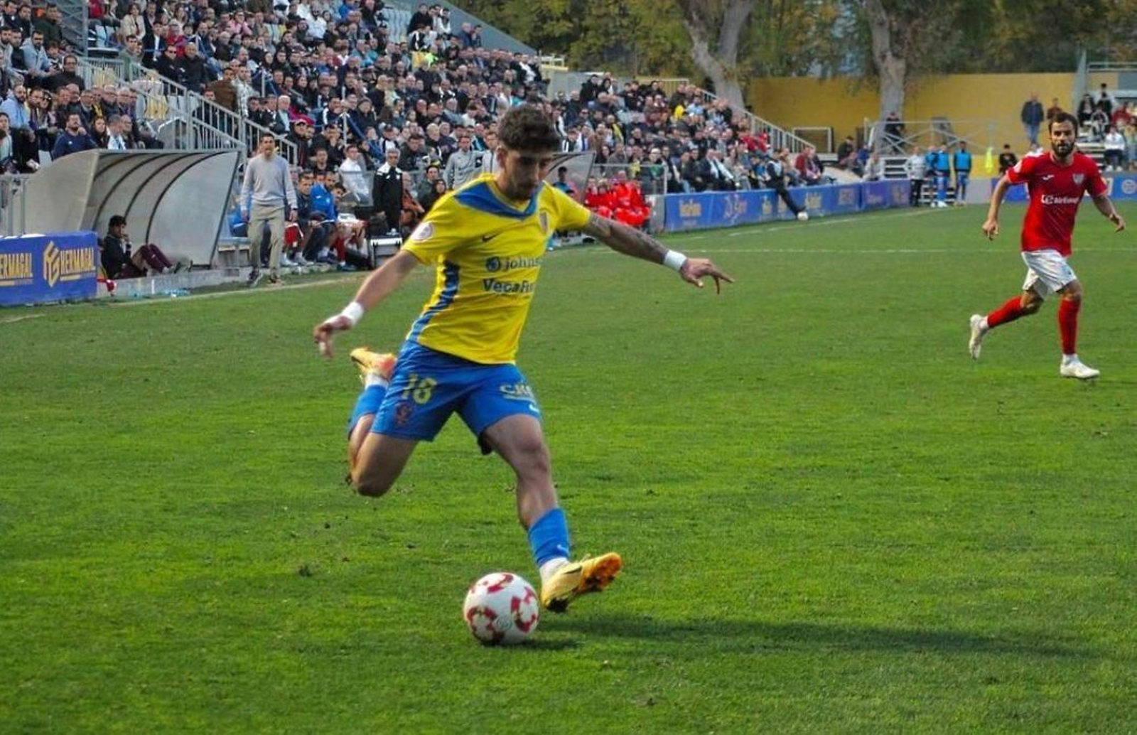 Franco Jr. centra al área en un partido del Orihuela esta pasada campaña. Franco Jr. centra al área en un partido del Orihuela esta pasada campaña.