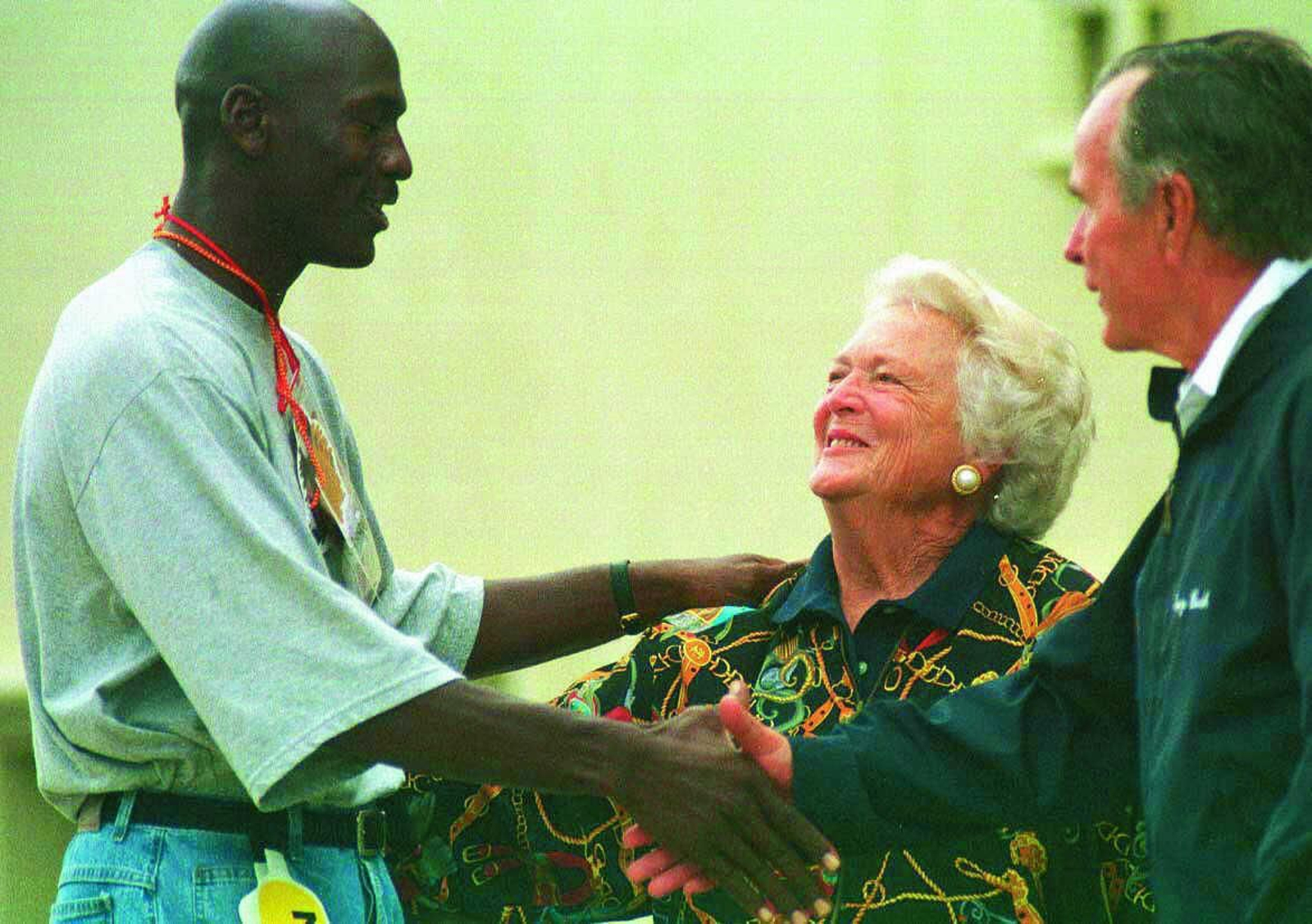 Michael Jordan conversa con unos aficionados.