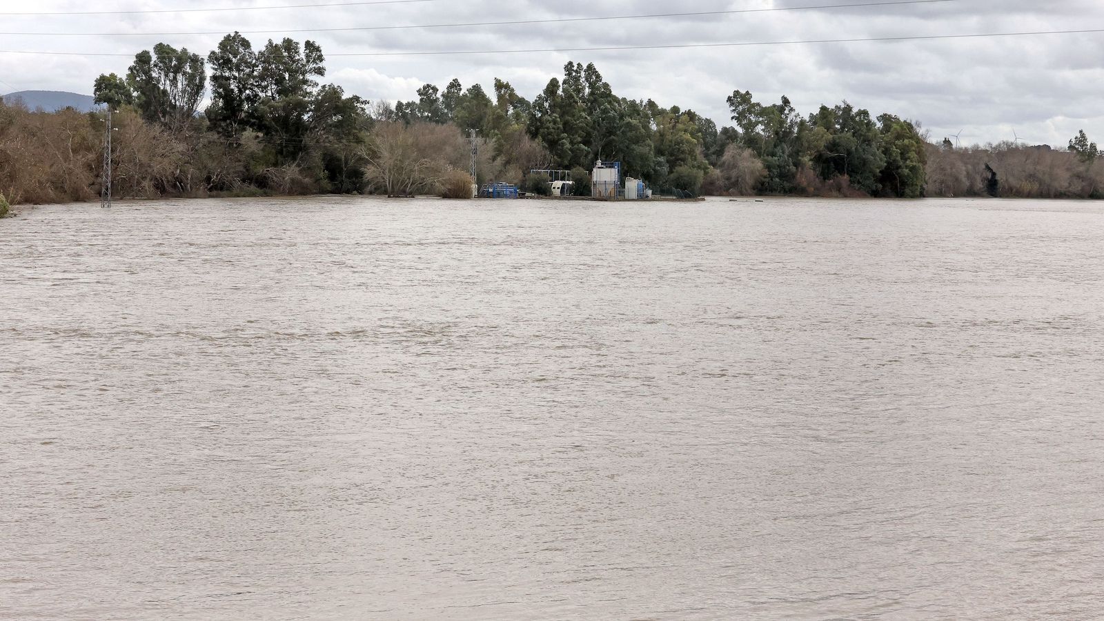 El Guadalete comienza a bajar su nivel poco a poco por la zona rural de Jerez