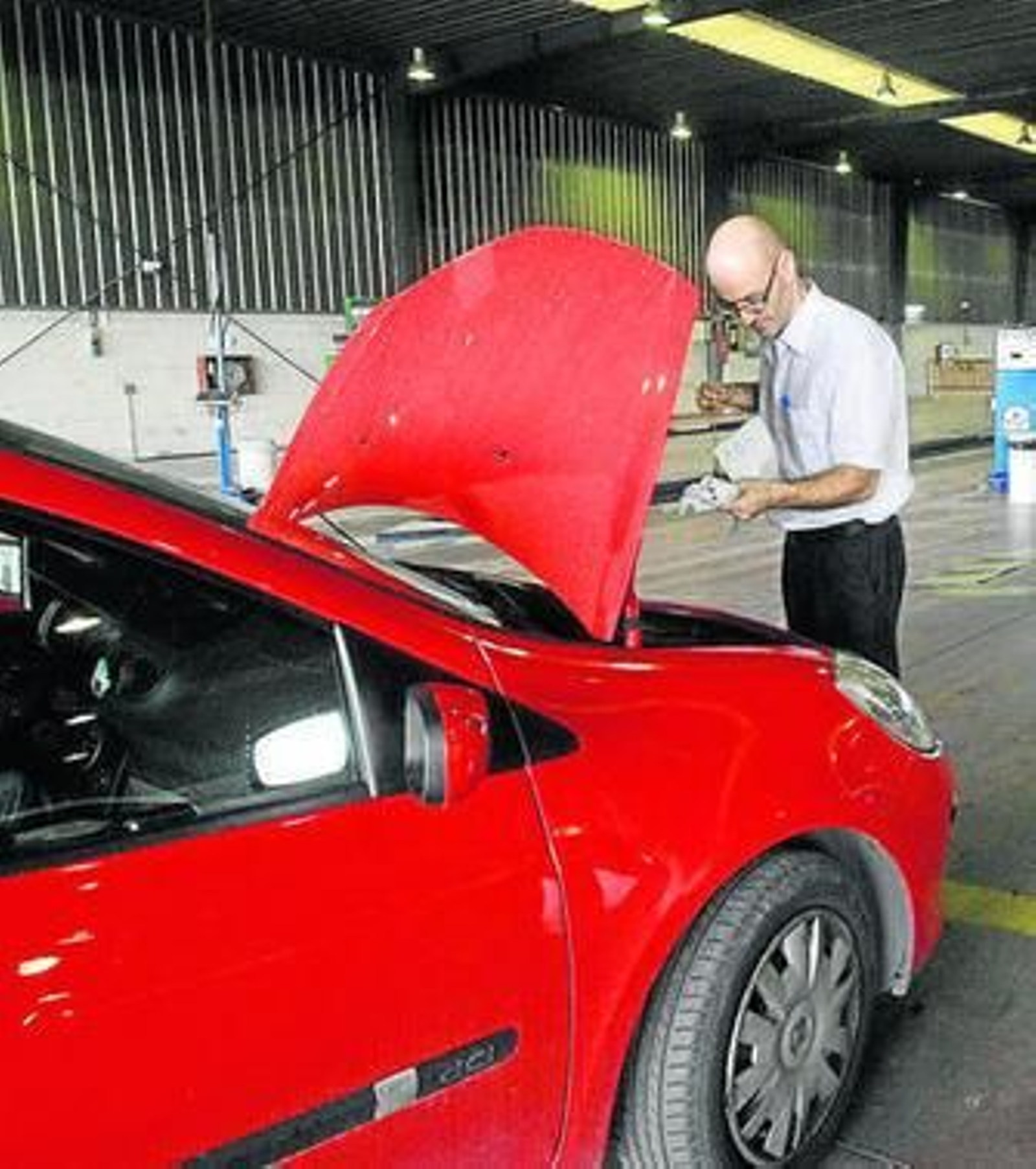 Un operario durante la inspección de un turismo.