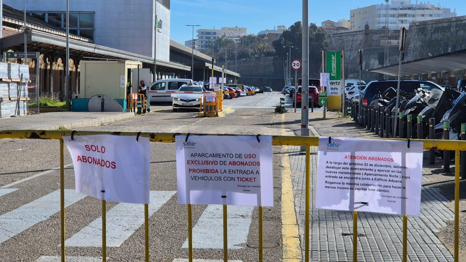 El parking de Renfe, con carteles que avisan el uso exclusivo de abonados