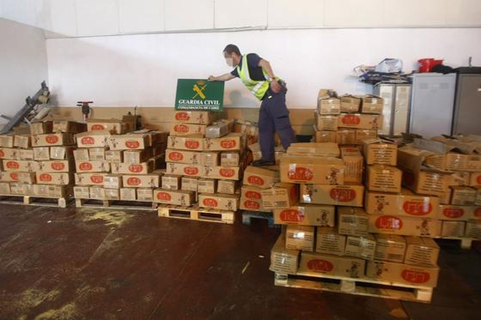 La Guardia Civil interviene 4.800 kilos de hachís en un contenedor en el muelle de Cádiz. 

Foto: Jose Braza