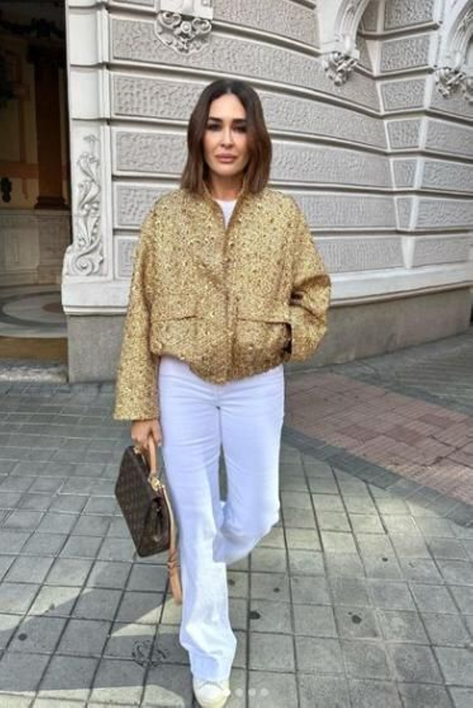 Vicky Martín Berrocal con la bomber dorada de Zara.