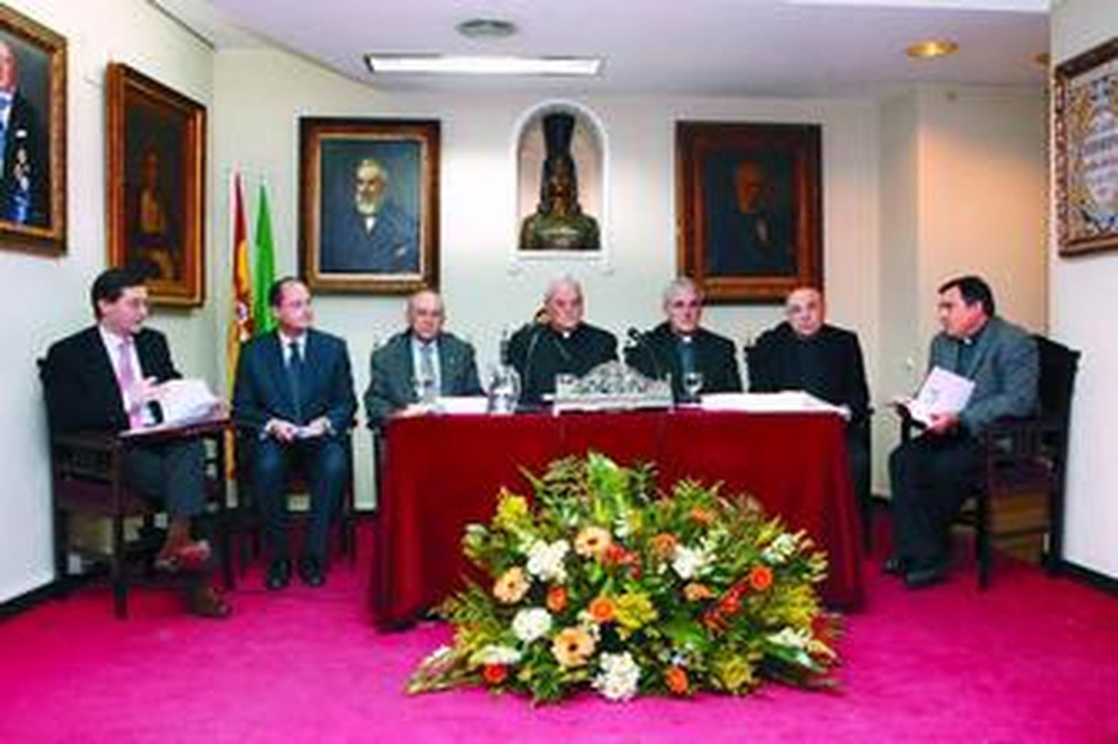 1. El cardenal, flanqueado por Fernando Seco, Enrique Belloso, Enrique Barrero, y por la derecha, Francisco Ortiz, Antonio Cartagena y José Mazuelos. 2. Mari Cruz Arcos, Joaquín López Sáez y Juan Salas Tornero, durante el acto. 3. Manuel Clavero Arévalo, Manuel Román y, detrás, Manuel del Valle.