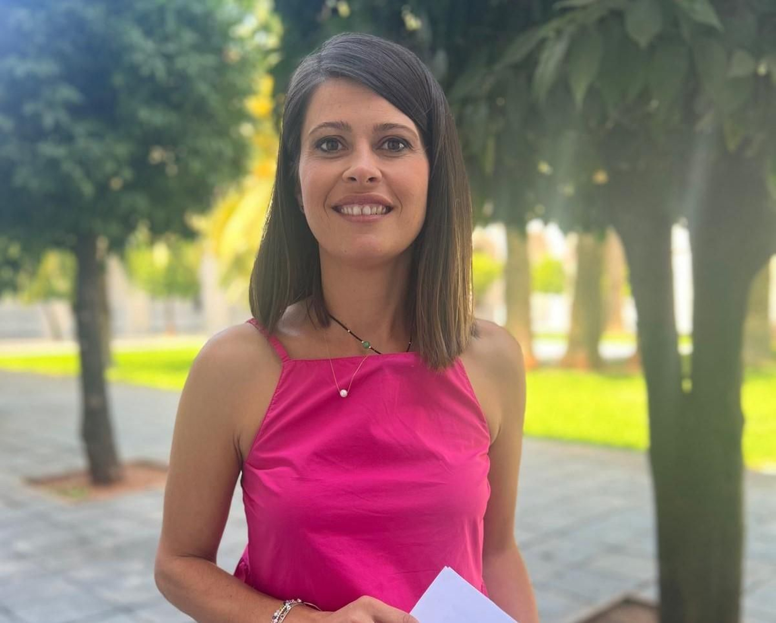 La parlamentaria Ángeles Martínez, con su eterna sonrisa, en los jardinbes del Parlamento de Andalucía.