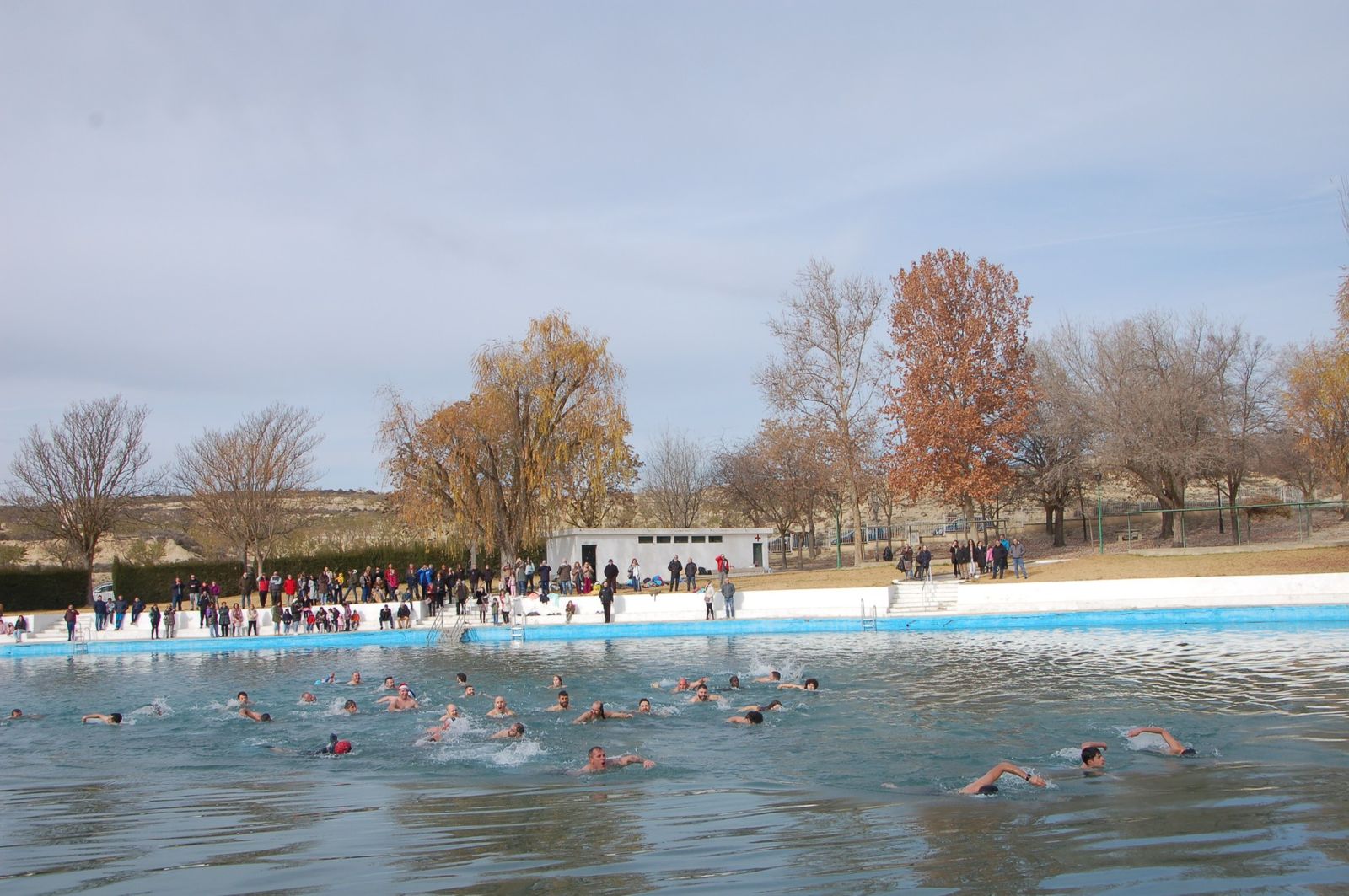 Los participantes de la ya tradicional Travesía a Nado de Fuencaliente desafían a las bajas temperaturas.