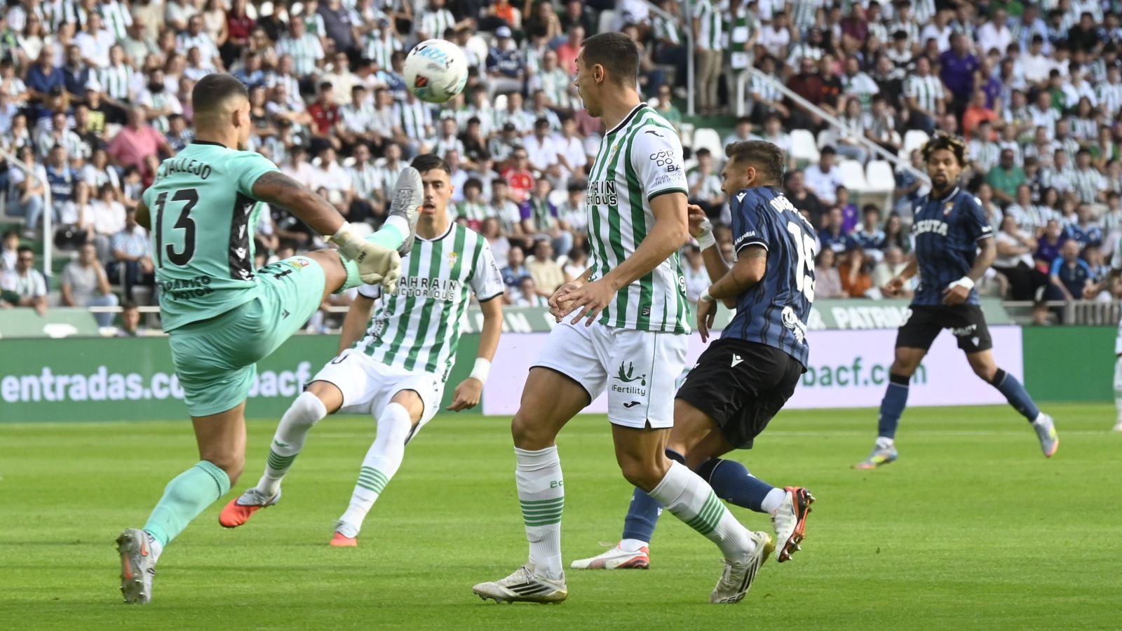 Guille Vallejo despeja el balón en el Córdoba CF - Ceuta de la primera vuelta.