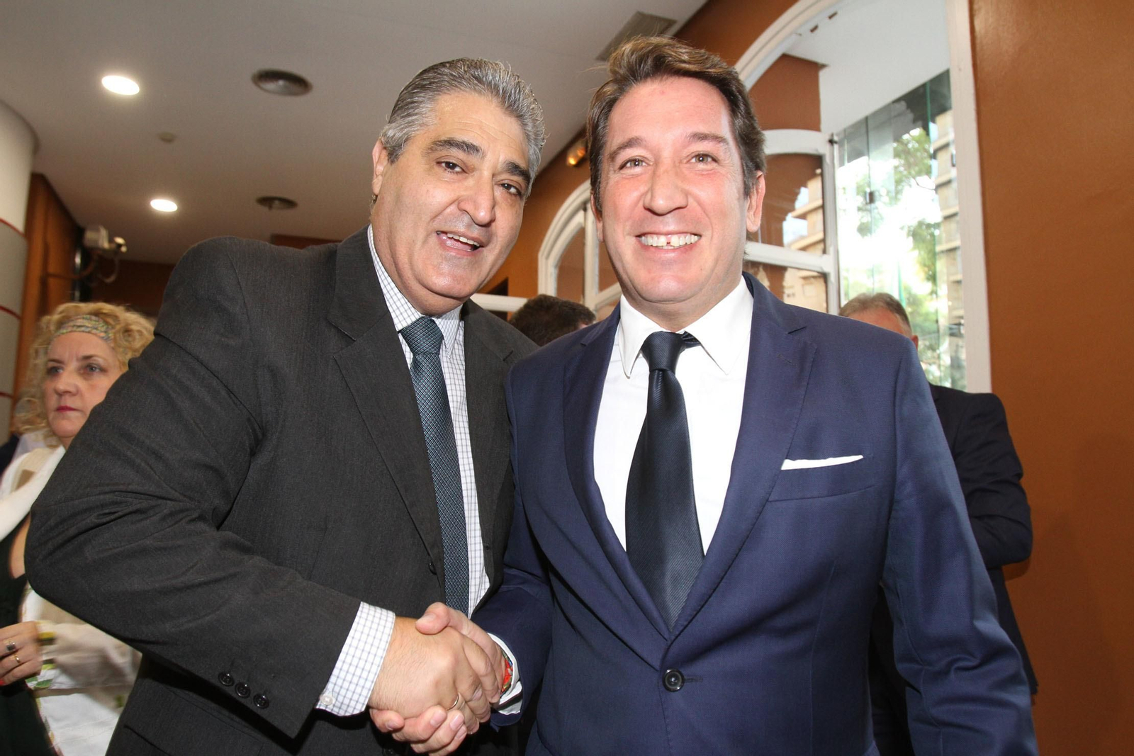 Imágenes de la conferencia y desayuno-coloquio de Gabriel Cruz, alcalde de Huelva