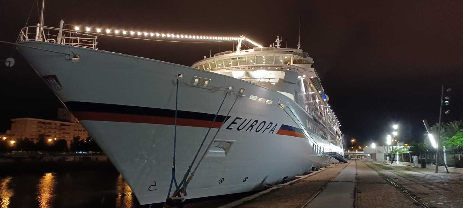 El crucero 'Europa' atracó esta madrugada en el Muelle de Las Delicias.