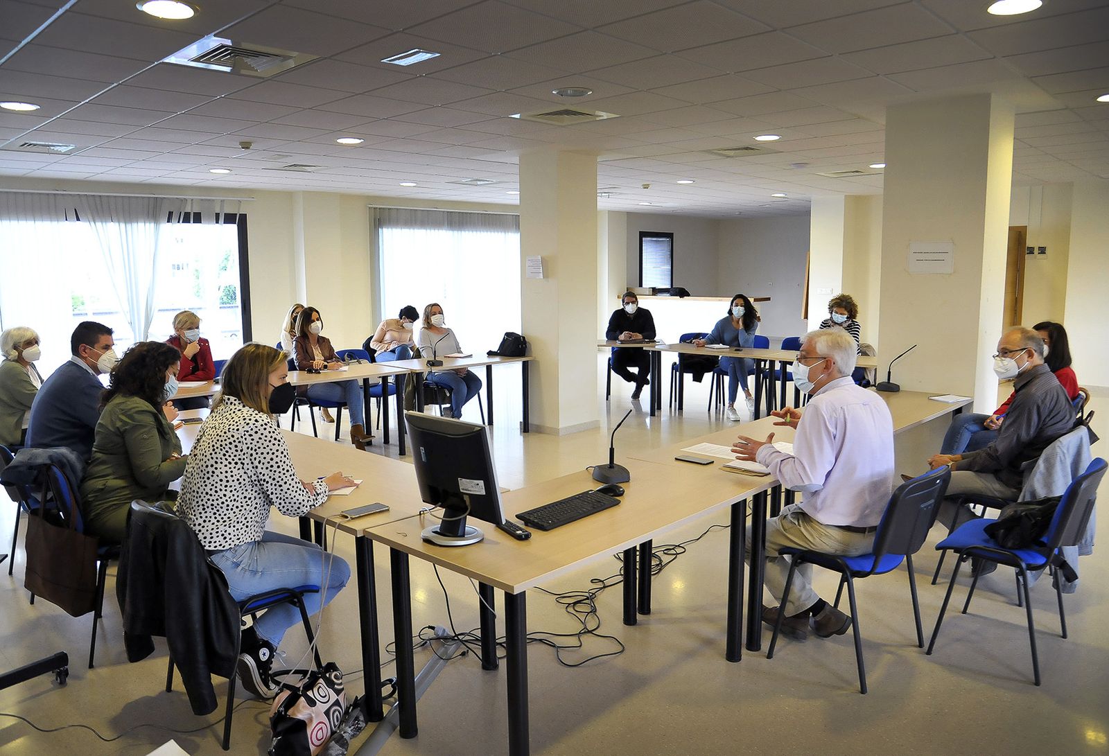 Responsables municipales durante la segunda y última reunión con directores de centros educativos interesados en la apertura en horario de tarde.