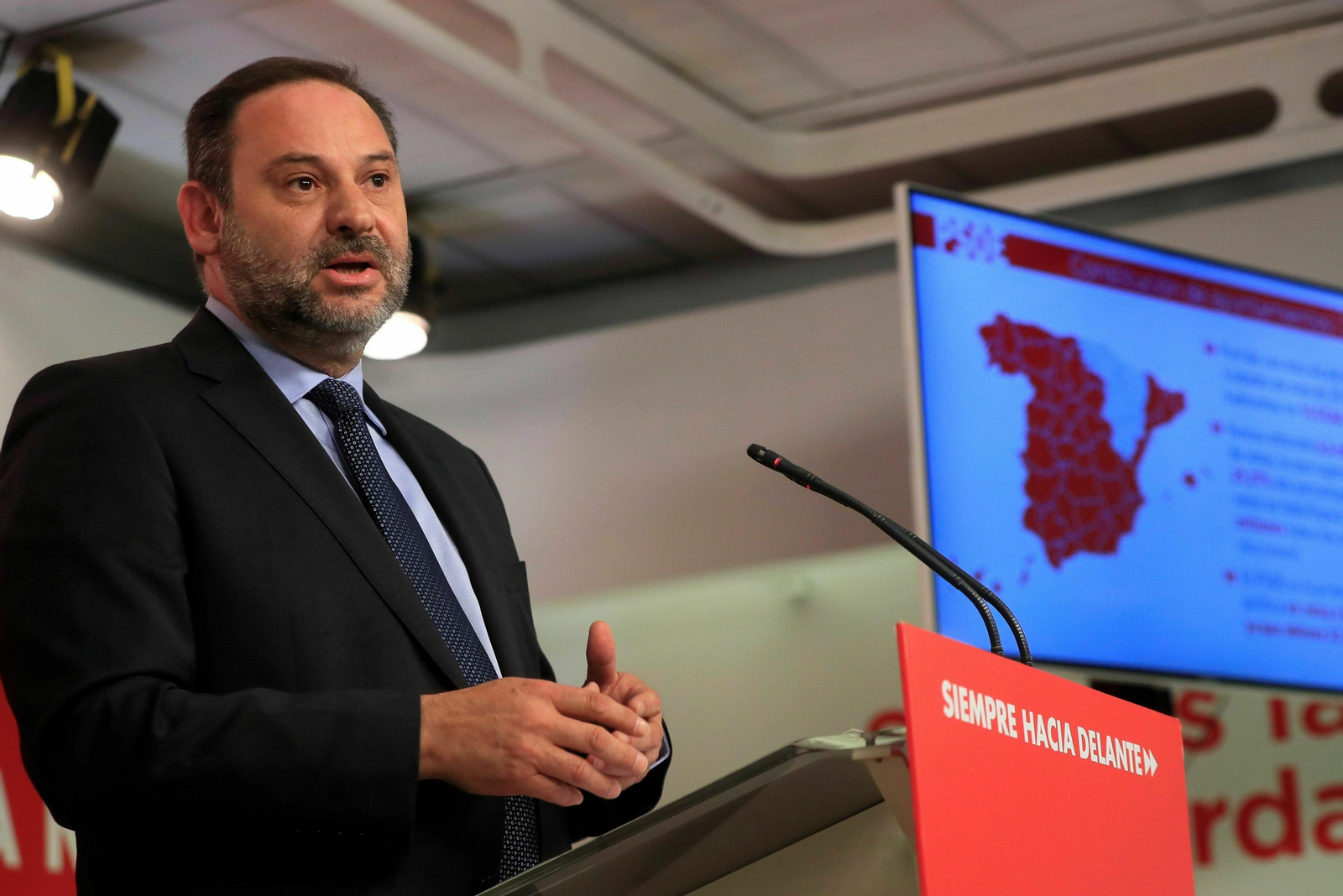 El secretario de Organización del PSOE y ministro de Fomento en funciones, José Luis Ábalos, este lunes en rueda de prensa en Ferraz.