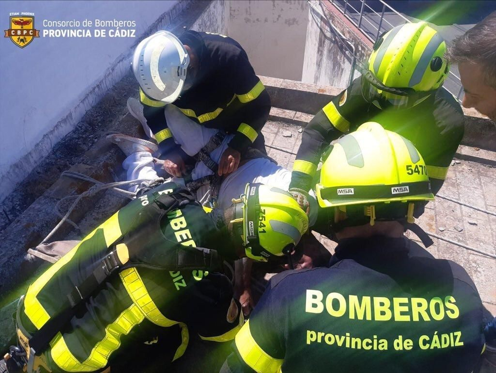Un momento del rescate de los bomeros.