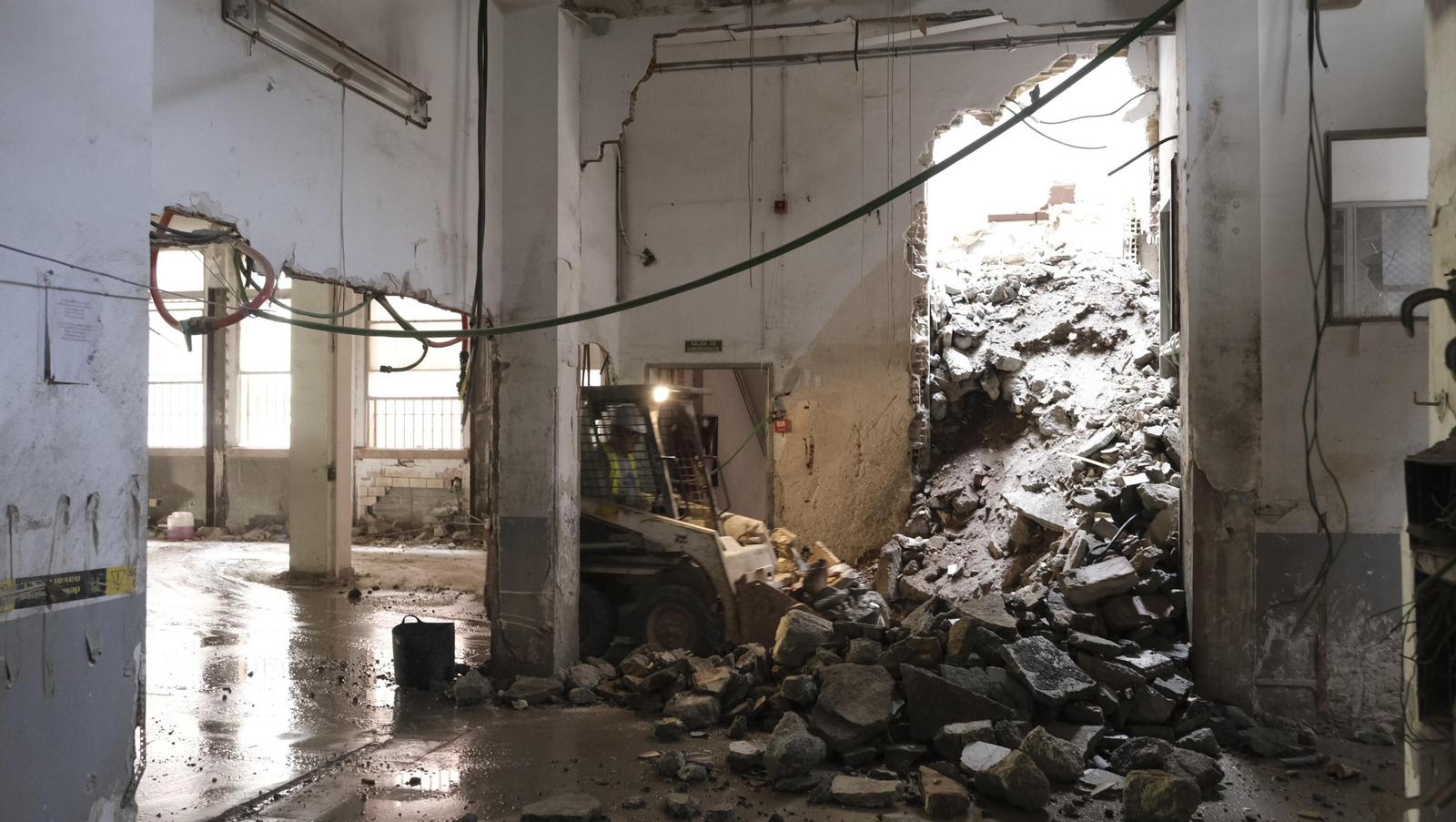 Las mejores imágenes del derribo de la oficina central de Correos en Almería