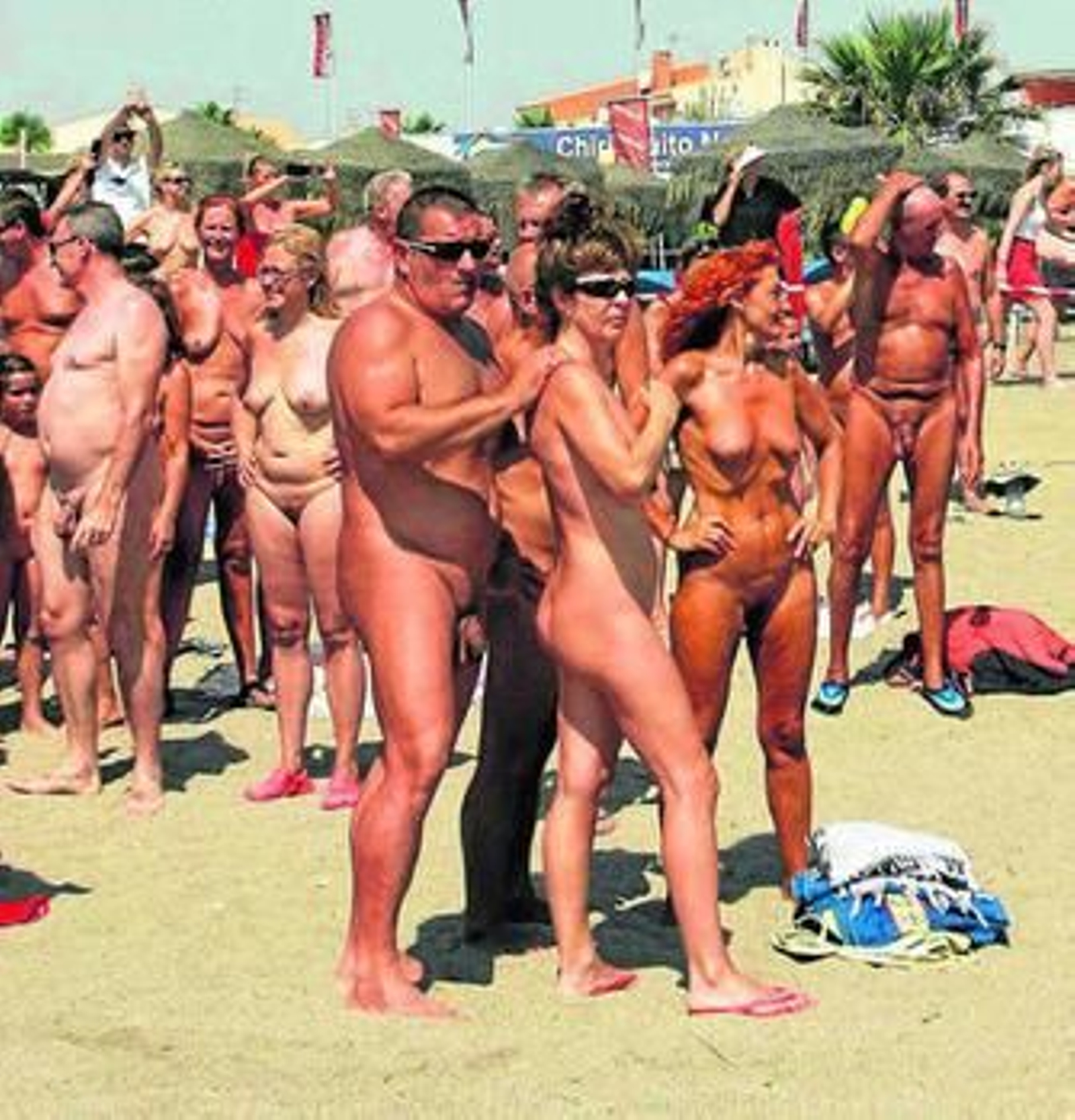 La concentración tuvo lugar a las 12:00 horas en la playa veratense..