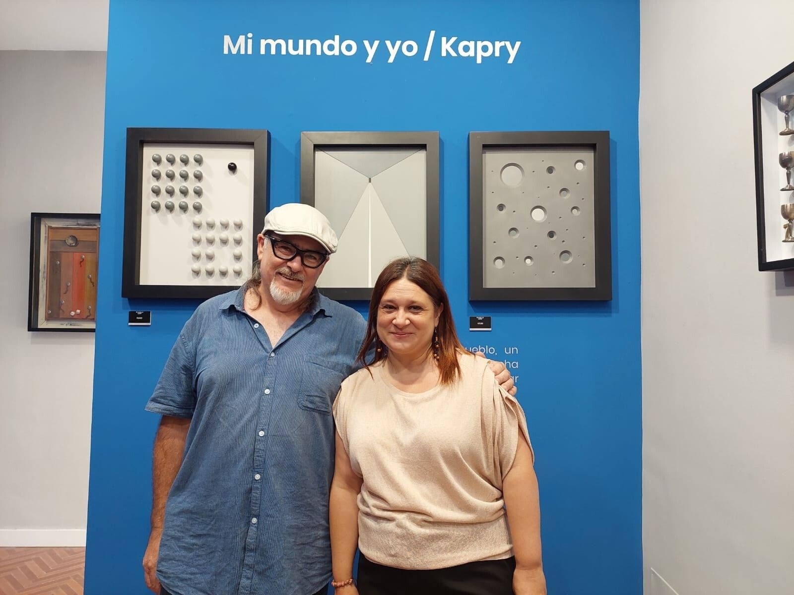 La delegada municipal de Cultura, Susana Rivas, y el artista chiclanero Pedro Jesús Rodríguez Sánchez, Kapry.