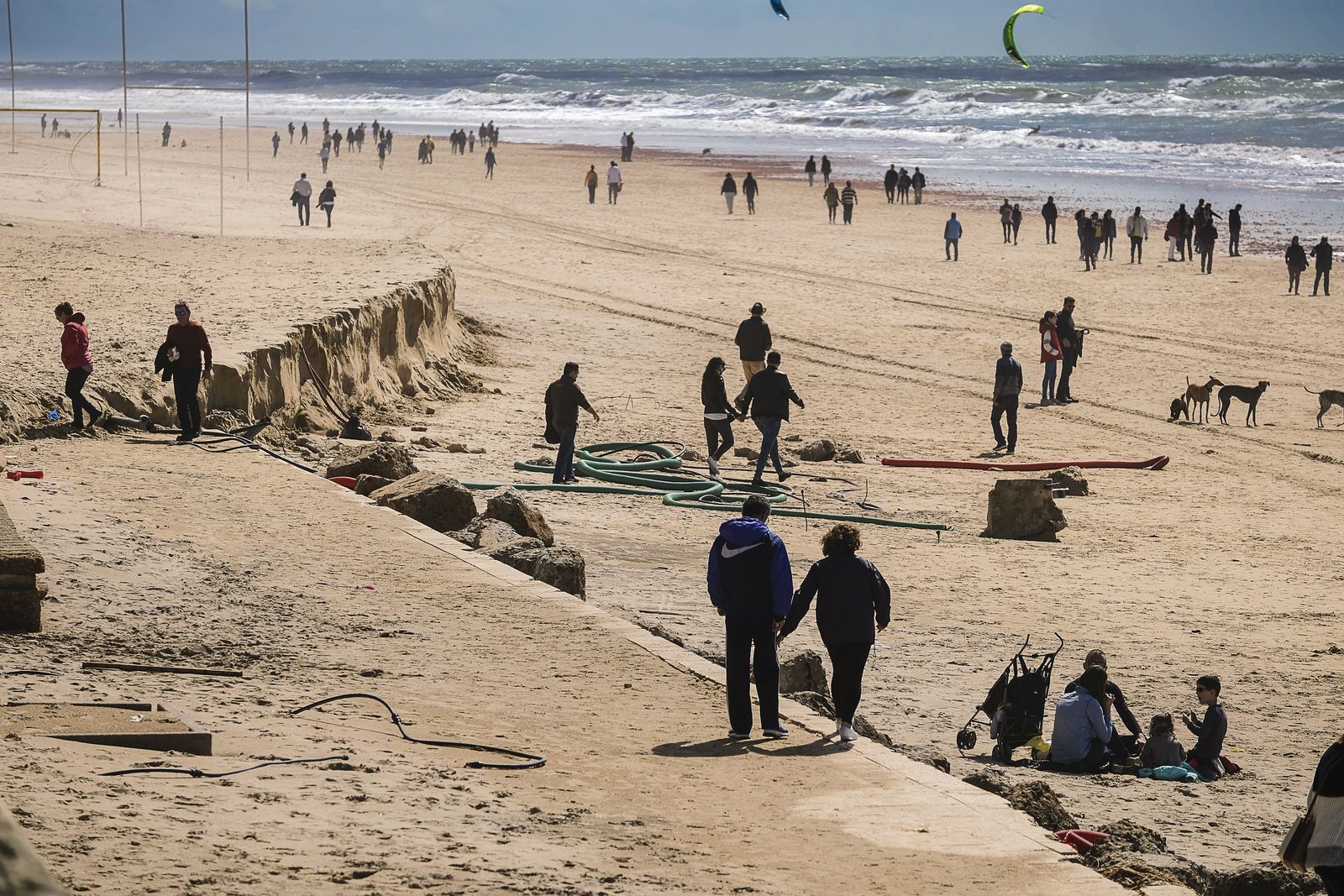 Los gaditanos aprovechan la pequeña tregua de la tormenta tropical 'Emma'
