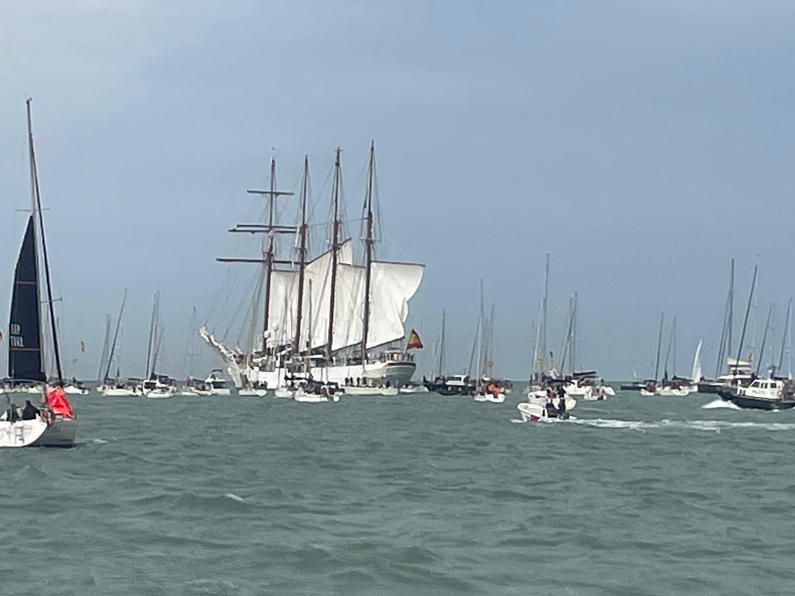 Salida del buque escuela J. S. de Elcano de los muelles de Cádiz para emprender su XCVI Crucero de Instrucción