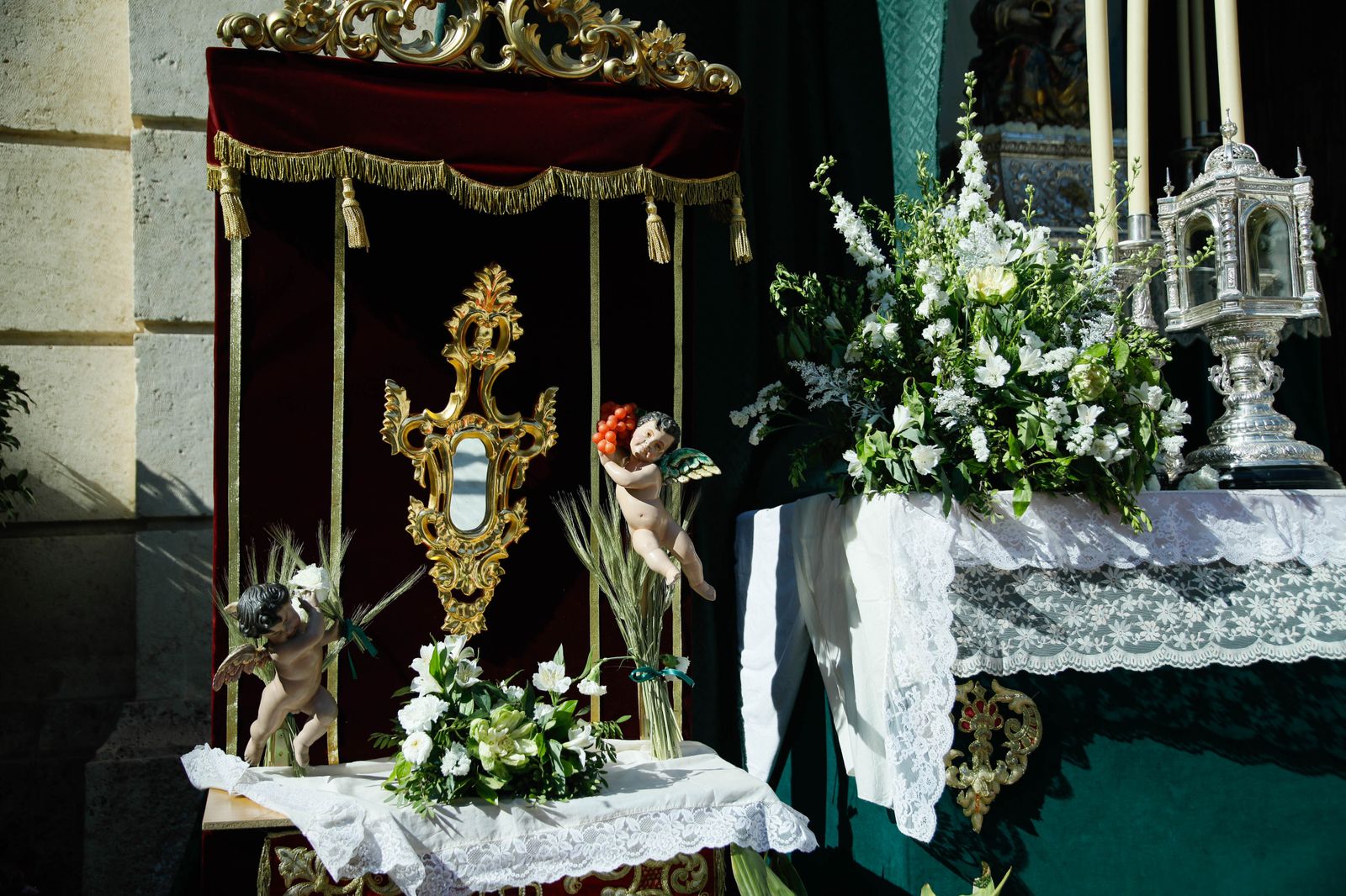 Imágenes de la procesión del Corpus Christi en Almería: así han sido la misa y la posterior marcha por la capital