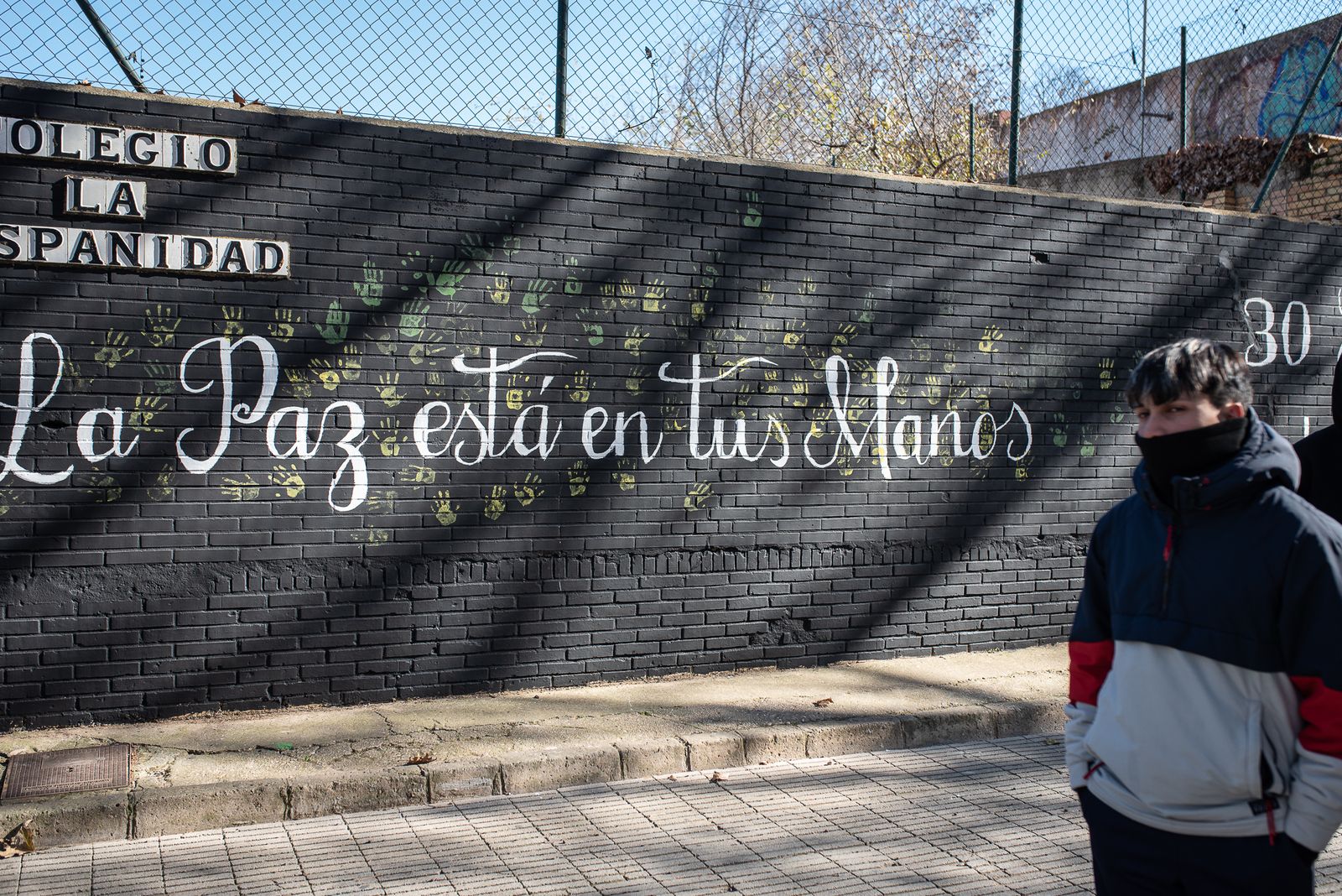 Imágenes de la limpieza de pintadas en La Hispanidad por los alumnos del Colegio de La Hispanidad en el Día de la Paz