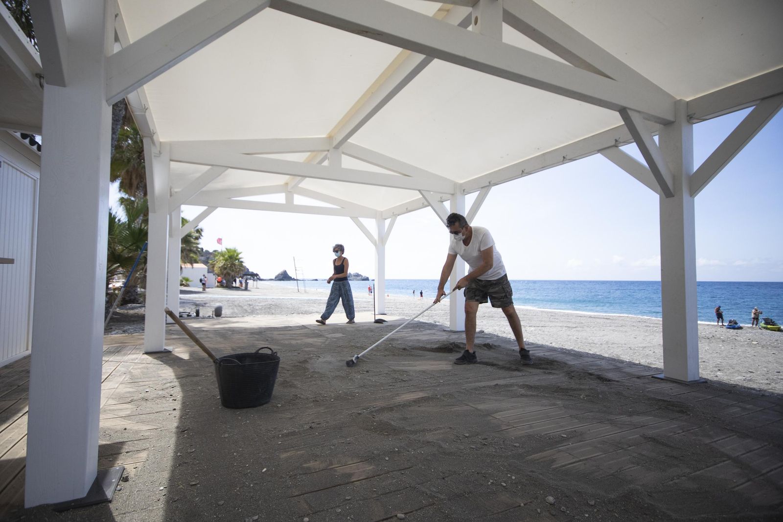 La Costa de Granada engalana sus playas para la fase 2