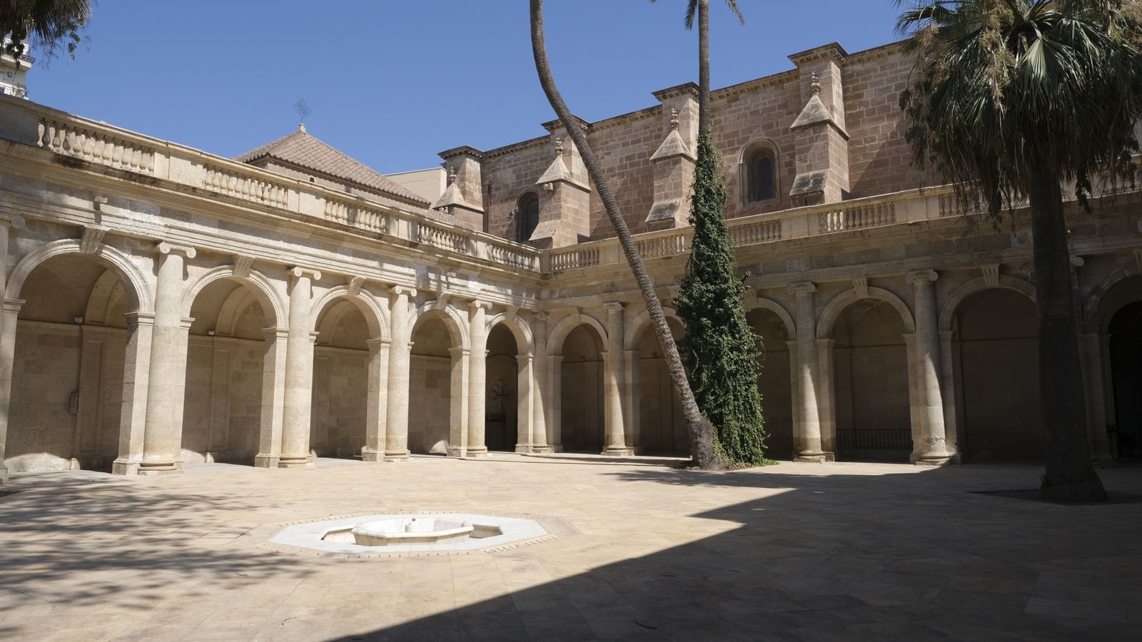El patio de la Catedral con la nueva fuente al ras del suelo.