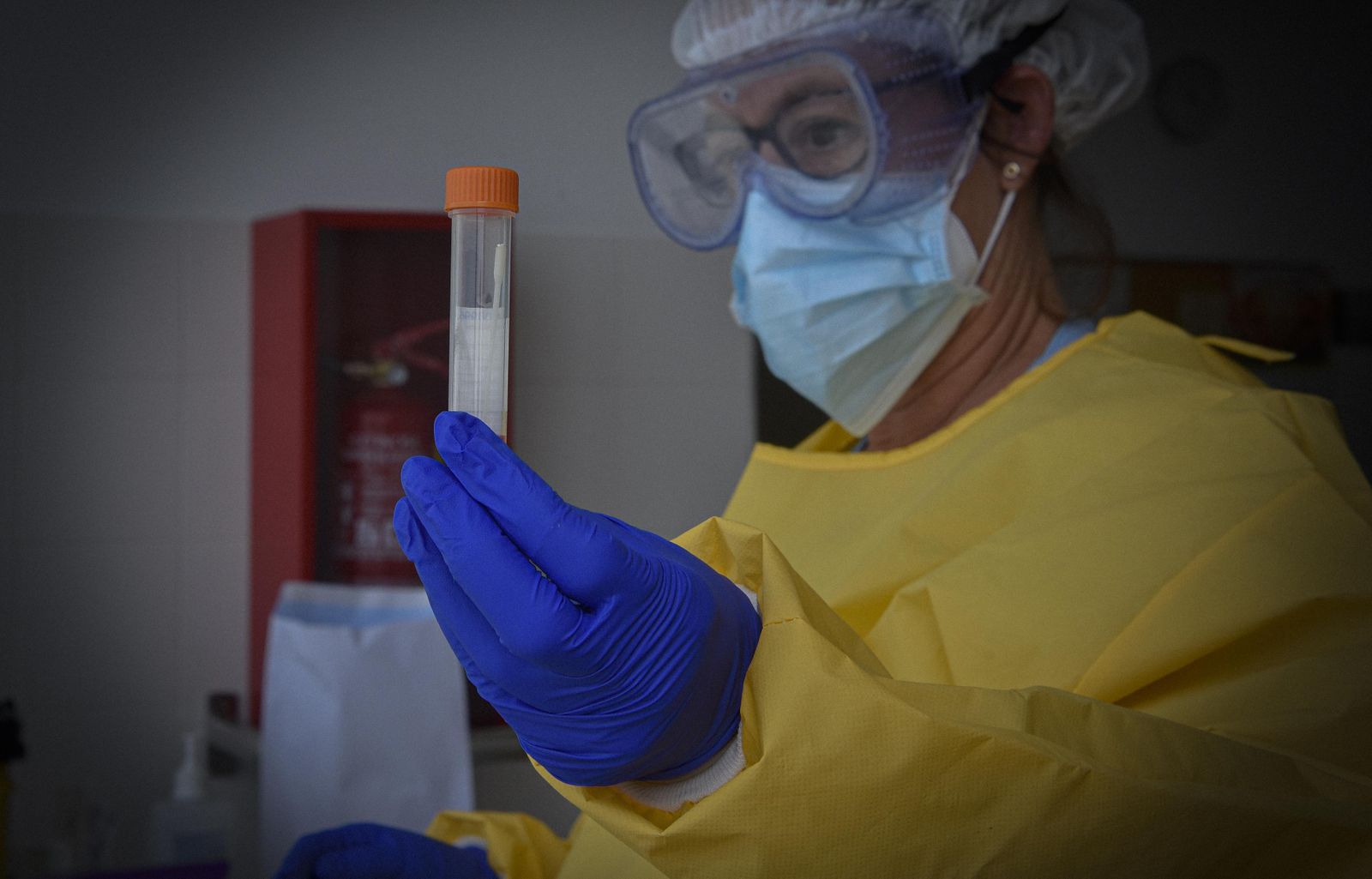 Una sanitaria muestra una prueba realizada durante uno de los cribados masivos de la provincia.